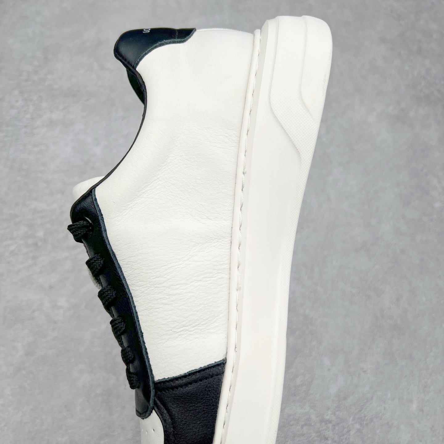 图片[7]-Louis vuitton Trainer Sneaker Low LV休闲运动文化百搭篮球板鞋 广东大厂品质 舒适轻泡大底和百搭性霸屏整个时尚娱乐圈，细节调整完美主义！鞋面采用进口头层小牛皮，独家开模轻泡大底， 侧边采用3D打印标志性Logo 尽显贵族时尚气息，台湾进口小牛皮挂皮内里，配带正品全套包装 尺码：38 39 40 41 42 43 44-选品中心