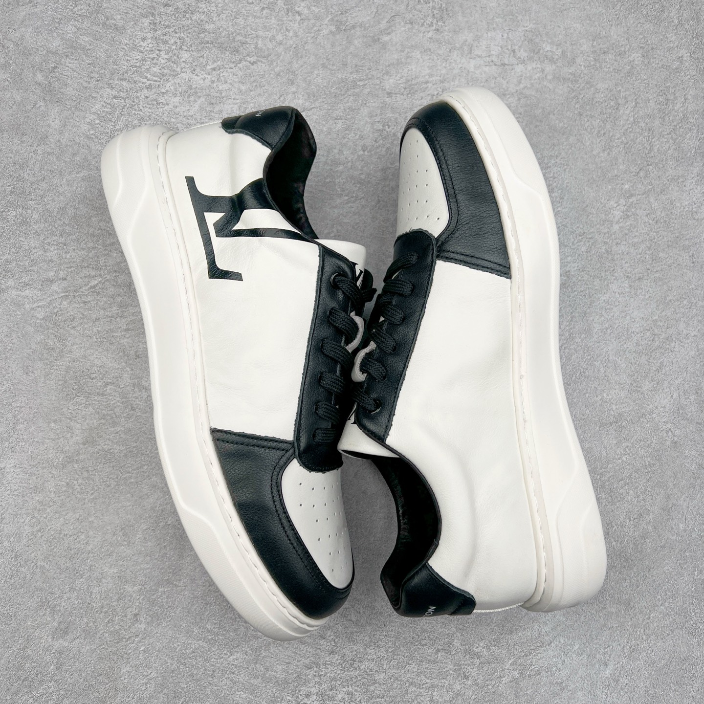 图片[3]-Louis vuitton Trainer Sneaker Low LV休闲运动文化百搭篮球板鞋 广东大厂品质 舒适轻泡大底和百搭性霸屏整个时尚娱乐圈，细节调整完美主义！鞋面采用进口头层小牛皮，独家开模轻泡大底， 侧边采用3D打印标志性Logo 尽显贵族时尚气息，台湾进口小牛皮挂皮内里，配带正品全套包装 尺码：38 39 40 41 42 43 44-选品中心