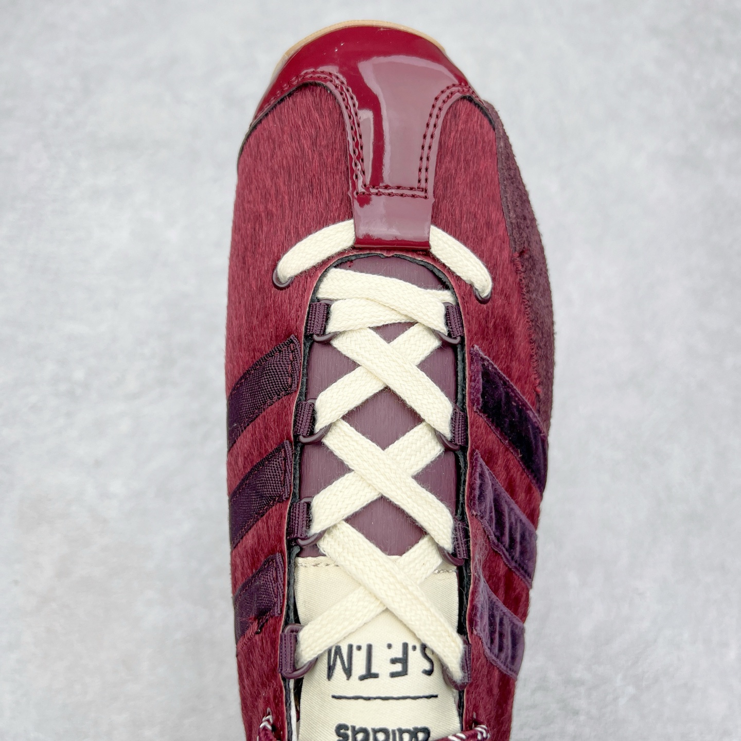 图片[4]-Song for the Mute x AD Originals SFTM-003 联名款复古慢跑鞋 Originals与时装品牌Song for the Mute即将迎来第三个合作系列 这个系列主打的也是怀旧的氛围 采用了Country OG这个诞生于上世纪70年代的鞋款 尼龙和绒面革的梦幻拼接 低调而富有质感 呈现SFTM一贯的面料美学 三款不同风格的配色 亮点十足的斑点鞋带 体现怀旧主义和前卫设计无缝交织 鞋款采用了低帮的造型 方便日常穿着 同时对于外底做了处理 皮革材质和尼龙布材质的组合也更具是时代感 尺码：36 36.5 37 38 38.5 39 40 40.5 41 42 42.5 43 44 44.5 45-选品中心