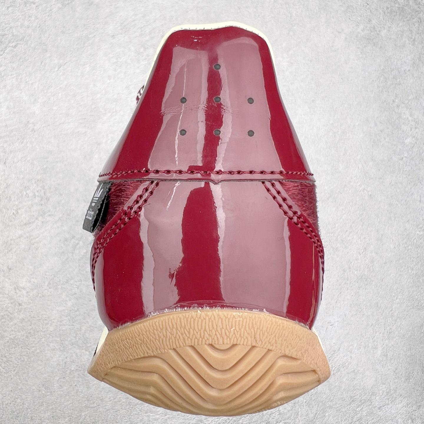 图片[8]-Song for the Mute x AD Originals SFTM-003 联名款复古慢跑鞋 Originals与时装品牌Song for the Mute即将迎来第三个合作系列 这个系列主打的也是怀旧的氛围 采用了Country OG这个诞生于上世纪70年代的鞋款 尼龙和绒面革的梦幻拼接 低调而富有质感 呈现SFTM一贯的面料美学 三款不同风格的配色 亮点十足的斑点鞋带 体现怀旧主义和前卫设计无缝交织 鞋款采用了低帮的造型 方便日常穿着 同时对于外底做了处理 皮革材质和尼龙布材质的组合也更具是时代感 尺码：36 36.5 37 38 38.5 39 40 40.5 41 42 42.5 43 44 44.5 45-选品中心