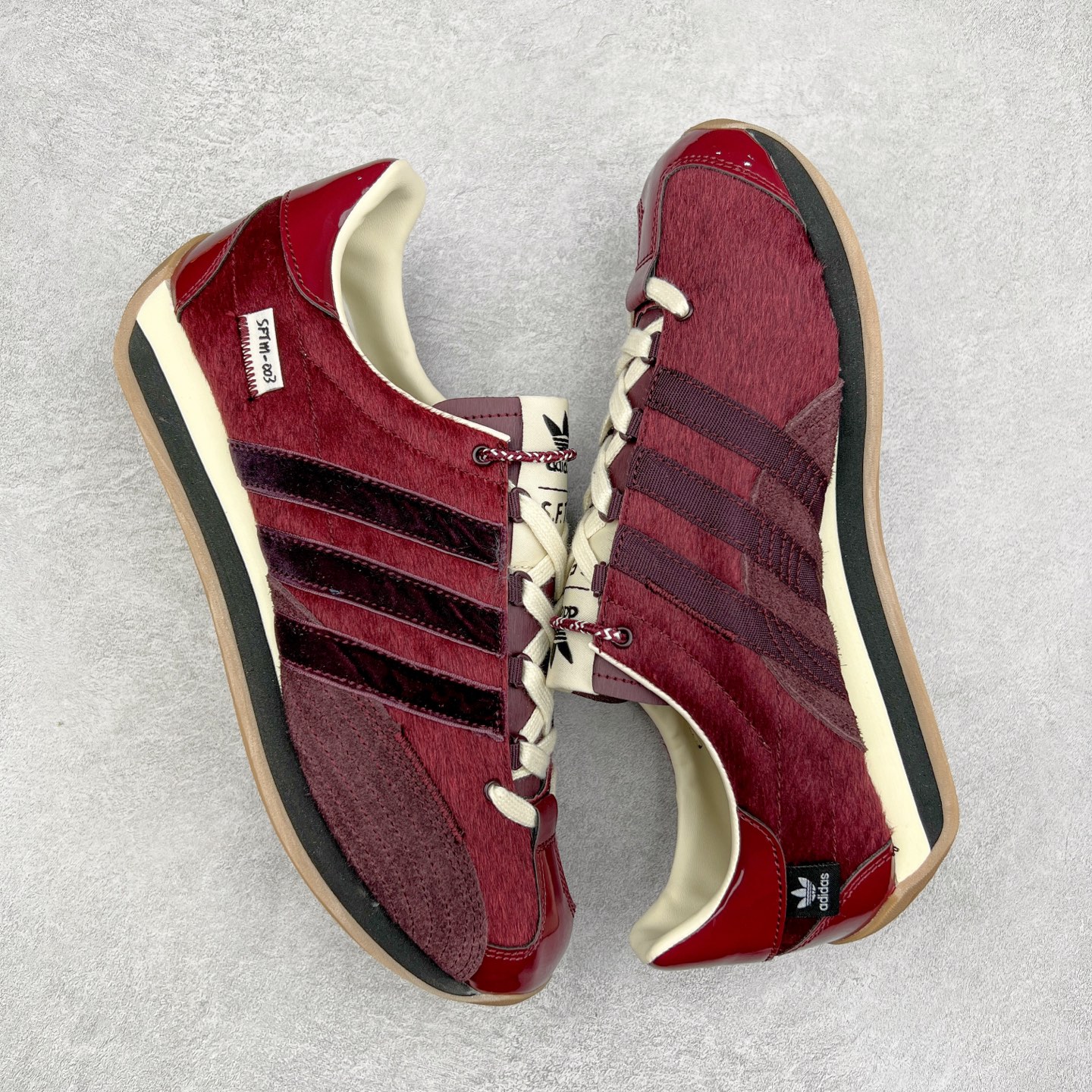 图片[3]-Song for the Mute x AD Originals SFTM-003 联名款复古慢跑鞋 Originals与时装品牌Song for the Mute即将迎来第三个合作系列 这个系列主打的也是怀旧的氛围 采用了Country OG这个诞生于上世纪70年代的鞋款 尼龙和绒面革的梦幻拼接 低调而富有质感 呈现SFTM一贯的面料美学 三款不同风格的配色 亮点十足的斑点鞋带 体现怀旧主义和前卫设计无缝交织 鞋款采用了低帮的造型 方便日常穿着 同时对于外底做了处理 皮革材质和尼龙布材质的组合也更具是时代感 尺码：36 36.5 37 38 38.5 39 40 40.5 41 42 42.5 43 44 44.5 45-选品中心