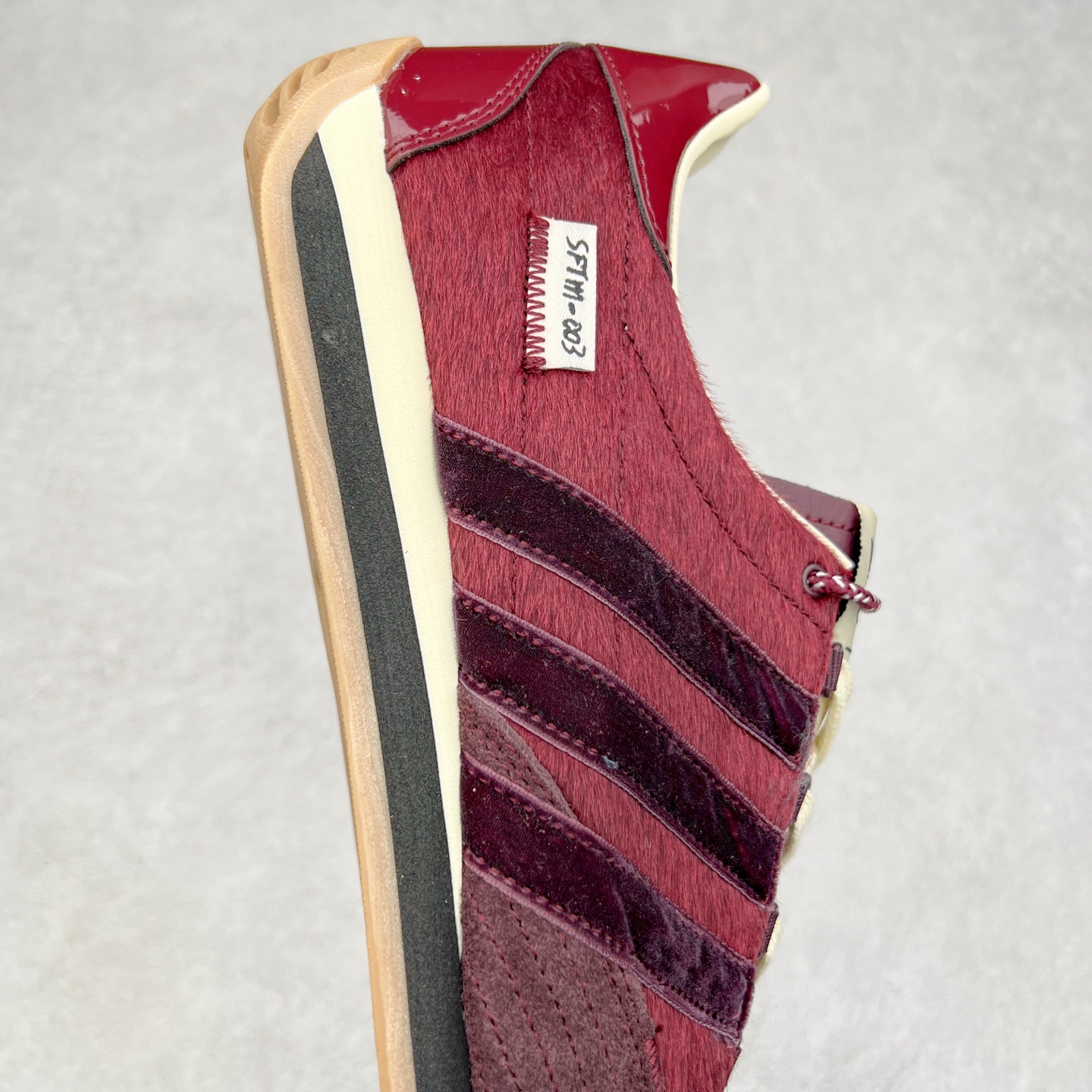 图片[6]-Song for the Mute x AD Originals SFTM-003 联名款复古慢跑鞋 Originals与时装品牌Song for the Mute即将迎来第三个合作系列 这个系列主打的也是怀旧的氛围 采用了Country OG这个诞生于上世纪70年代的鞋款 尼龙和绒面革的梦幻拼接 低调而富有质感 呈现SFTM一贯的面料美学 三款不同风格的配色 亮点十足的斑点鞋带 体现怀旧主义和前卫设计无缝交织 鞋款采用了低帮的造型 方便日常穿着 同时对于外底做了处理 皮革材质和尼龙布材质的组合也更具是时代感 尺码：36 36.5 37 38 38.5 39 40 40.5 41 42 42.5 43 44 44.5 45-选品中心