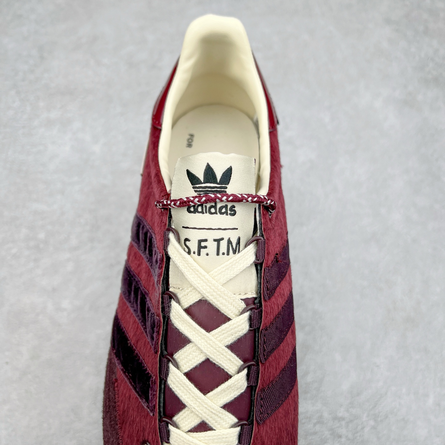 图片[5]-Song for the Mute x AD Originals SFTM-003 联名款复古慢跑鞋 Originals与时装品牌Song for the Mute即将迎来第三个合作系列 这个系列主打的也是怀旧的氛围 采用了Country OG这个诞生于上世纪70年代的鞋款 尼龙和绒面革的梦幻拼接 低调而富有质感 呈现SFTM一贯的面料美学 三款不同风格的配色 亮点十足的斑点鞋带 体现怀旧主义和前卫设计无缝交织 鞋款采用了低帮的造型 方便日常穿着 同时对于外底做了处理 皮革材质和尼龙布材质的组合也更具是时代感 尺码：36 36.5 37 38 38.5 39 40 40.5 41 42 42.5 43 44 44.5 45-选品中心