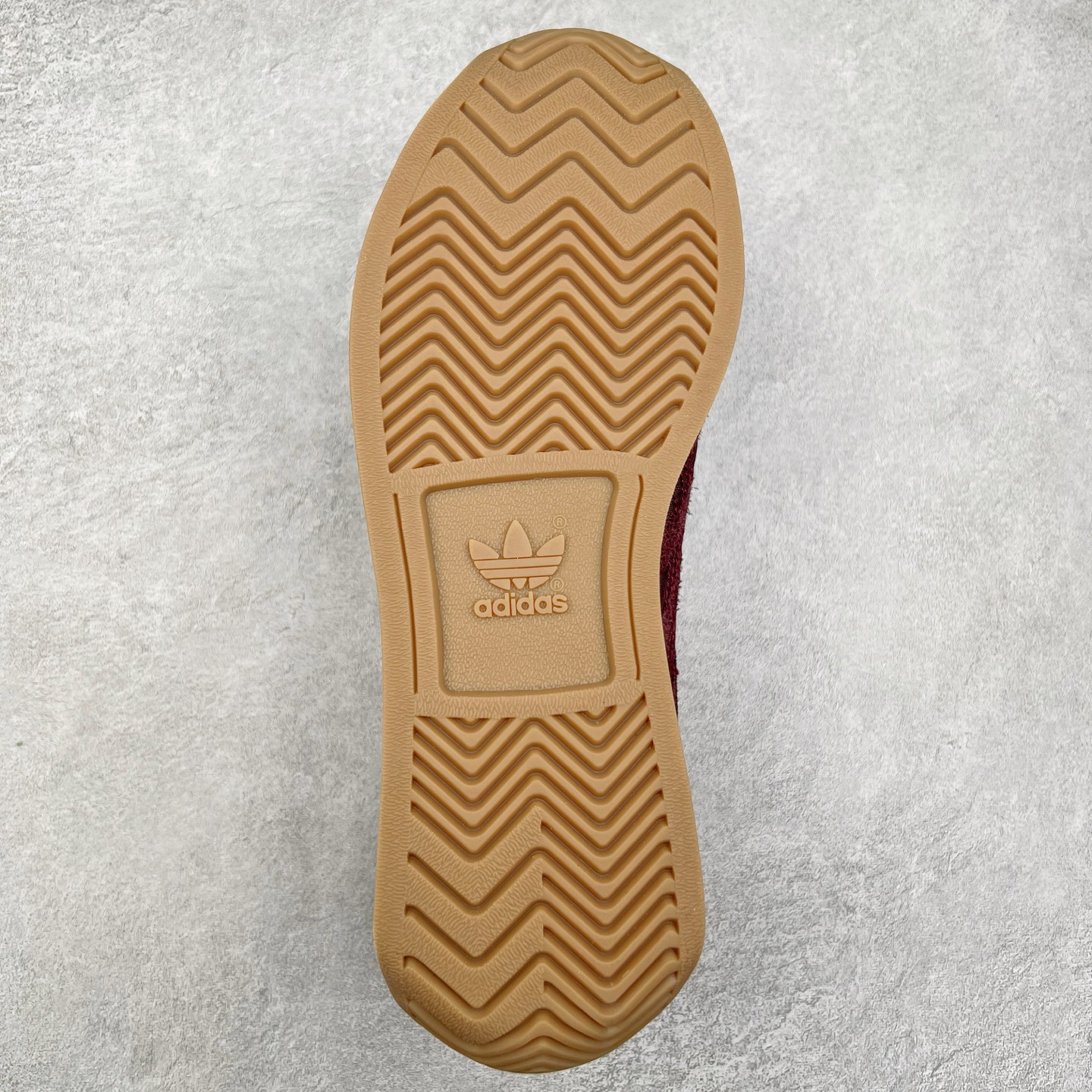 图片[9]-Song for the Mute x AD Originals SFTM-003 联名款复古慢跑鞋 Originals与时装品牌Song for the Mute即将迎来第三个合作系列 这个系列主打的也是怀旧的氛围 采用了Country OG这个诞生于上世纪70年代的鞋款 尼龙和绒面革的梦幻拼接 低调而富有质感 呈现SFTM一贯的面料美学 三款不同风格的配色 亮点十足的斑点鞋带 体现怀旧主义和前卫设计无缝交织 鞋款采用了低帮的造型 方便日常穿着 同时对于外底做了处理 皮革材质和尼龙布材质的组合也更具是时代感 尺码：36 36.5 37 38 38.5 39 40 40.5 41 42 42.5 43 44 44.5 45-选品中心