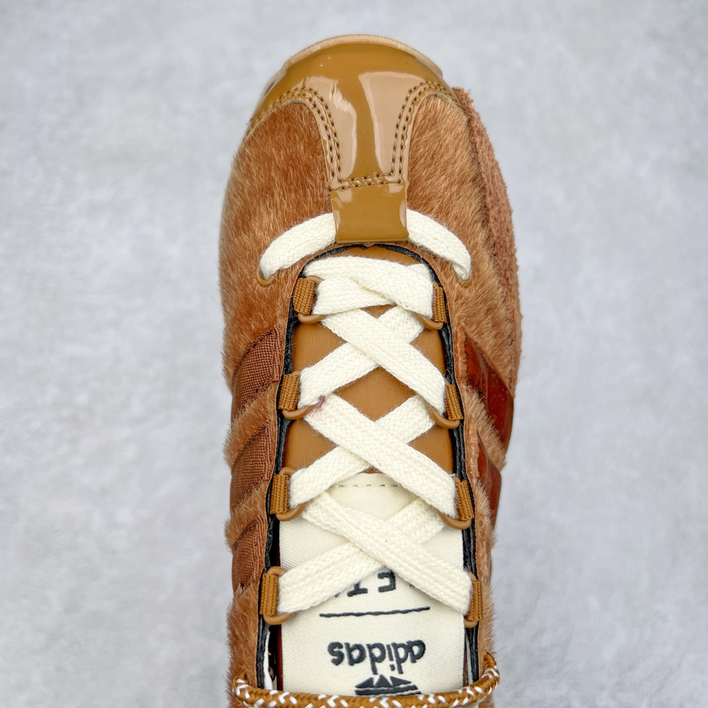 图片[4]-Song for the Mute x AD Originals SFTM-003 联名款复古慢跑鞋 Originals与时装品牌Song for the Mute即将迎来第三个合作系列 这个系列主打的也是怀旧的氛围 采用了Country OG这个诞生于上世纪70年代的鞋款 尼龙和绒面革的梦幻拼接 低调而富有质感 呈现SFTM一贯的面料美学 三款不同风格的配色 亮点十足的斑点鞋带 体现怀旧主义和前卫设计无缝交织 鞋款采用了低帮的造型 方便日常穿着 同时对于外底做了处理 皮革材质和尼龙布材质的组合也更具是时代感 尺码：36 36.5 37 38 38.5 39 40 40.5 41 42 42.5 43 44 44.5 45-选品中心