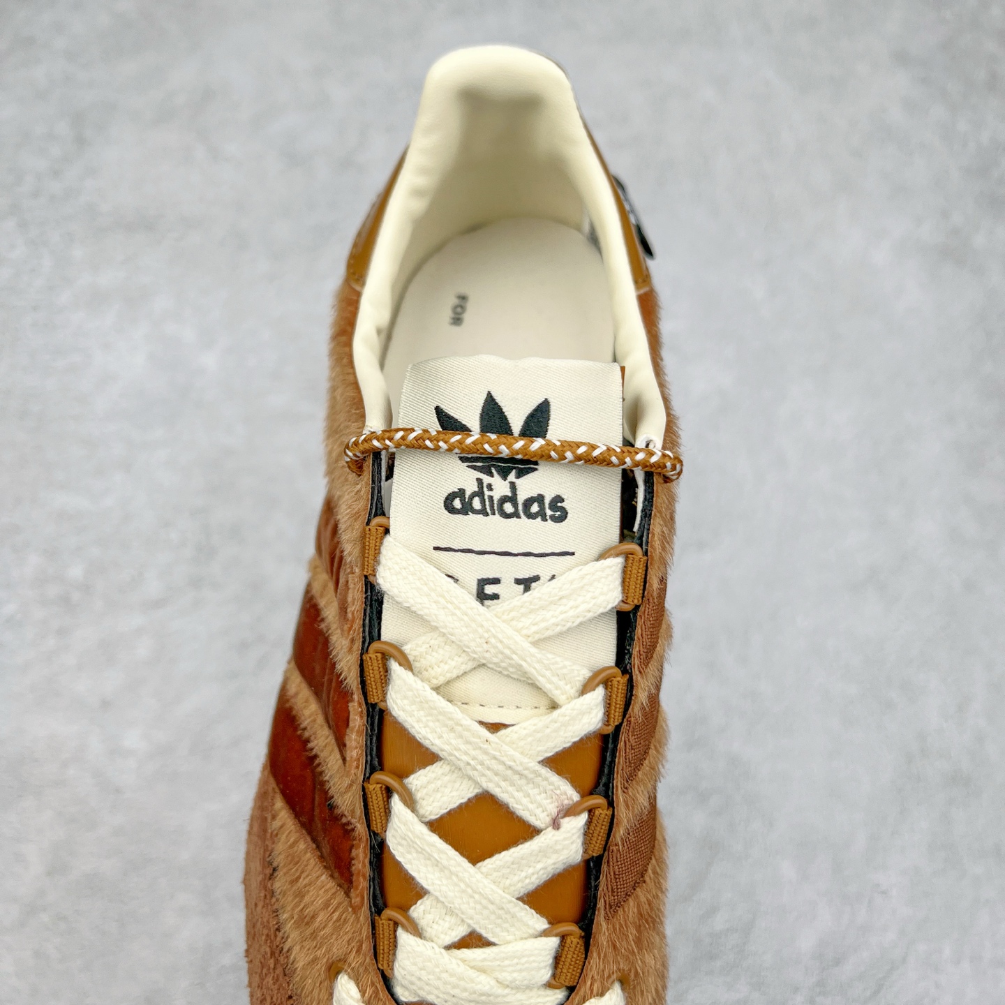 图片[5]-Song for the Mute x AD Originals SFTM-003 联名款复古慢跑鞋 Originals与时装品牌Song for the Mute即将迎来第三个合作系列 这个系列主打的也是怀旧的氛围 采用了Country OG这个诞生于上世纪70年代的鞋款 尼龙和绒面革的梦幻拼接 低调而富有质感 呈现SFTM一贯的面料美学 三款不同风格的配色 亮点十足的斑点鞋带 体现怀旧主义和前卫设计无缝交织 鞋款采用了低帮的造型 方便日常穿着 同时对于外底做了处理 皮革材质和尼龙布材质的组合也更具是时代感 尺码：36 36.5 37 38 38.5 39 40 40.5 41 42 42.5 43 44 44.5 45-选品中心