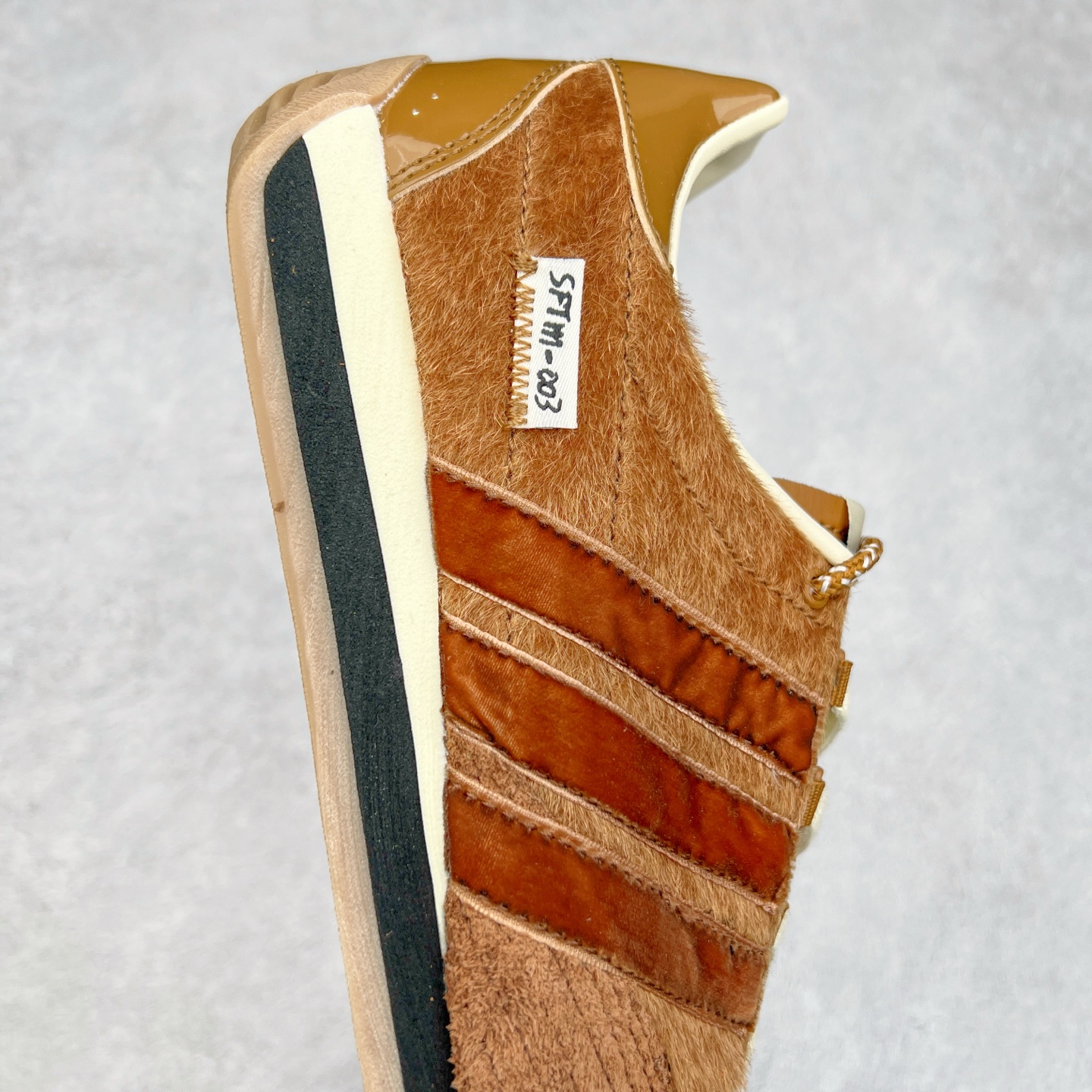 图片[6]-Song for the Mute x AD Originals SFTM-003 联名款复古慢跑鞋 Originals与时装品牌Song for the Mute即将迎来第三个合作系列 这个系列主打的也是怀旧的氛围 采用了Country OG这个诞生于上世纪70年代的鞋款 尼龙和绒面革的梦幻拼接 低调而富有质感 呈现SFTM一贯的面料美学 三款不同风格的配色 亮点十足的斑点鞋带 体现怀旧主义和前卫设计无缝交织 鞋款采用了低帮的造型 方便日常穿着 同时对于外底做了处理 皮革材质和尼龙布材质的组合也更具是时代感 尺码：36 36.5 37 38 38.5 39 40 40.5 41 42 42.5 43 44 44.5 45-选品中心