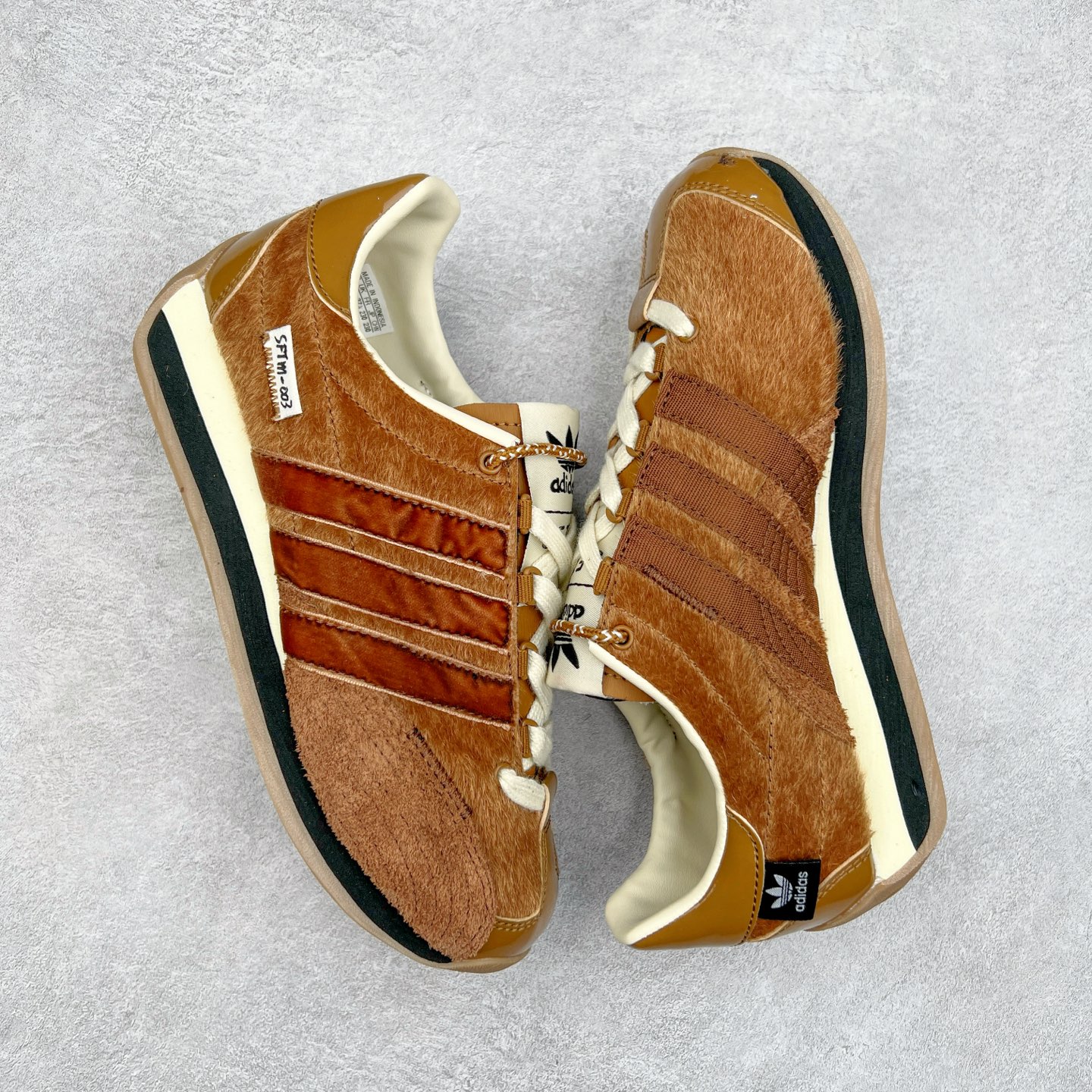 图片[3]-Song for the Mute x AD Originals SFTM-003 联名款复古慢跑鞋 Originals与时装品牌Song for the Mute即将迎来第三个合作系列 这个系列主打的也是怀旧的氛围 采用了Country OG这个诞生于上世纪70年代的鞋款 尼龙和绒面革的梦幻拼接 低调而富有质感 呈现SFTM一贯的面料美学 三款不同风格的配色 亮点十足的斑点鞋带 体现怀旧主义和前卫设计无缝交织 鞋款采用了低帮的造型 方便日常穿着 同时对于外底做了处理 皮革材质和尼龙布材质的组合也更具是时代感 尺码：36 36.5 37 38 38.5 39 40 40.5 41 42 42.5 43 44 44.5 45-选品中心