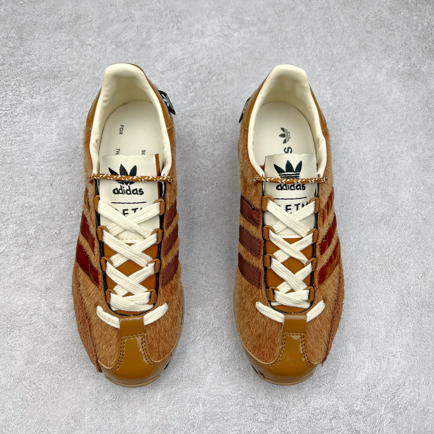 图片[2]-Song for the Mute x AD Originals SFTM-003 联名款复古慢跑鞋 Originals与时装品牌Song for the Mute即将迎来第三个合作系列 这个系列主打的也是怀旧的氛围 采用了Country OG这个诞生于上世纪70年代的鞋款 尼龙和绒面革的梦幻拼接 低调而富有质感 呈现SFTM一贯的面料美学 三款不同风格的配色 亮点十足的斑点鞋带 体现怀旧主义和前卫设计无缝交织 鞋款采用了低帮的造型 方便日常穿着 同时对于外底做了处理 皮革材质和尼龙布材质的组合也更具是时代感 尺码：36 36.5 37 38 38.5 39 40 40.5 41 42 42.5 43 44 44.5 45-选品中心