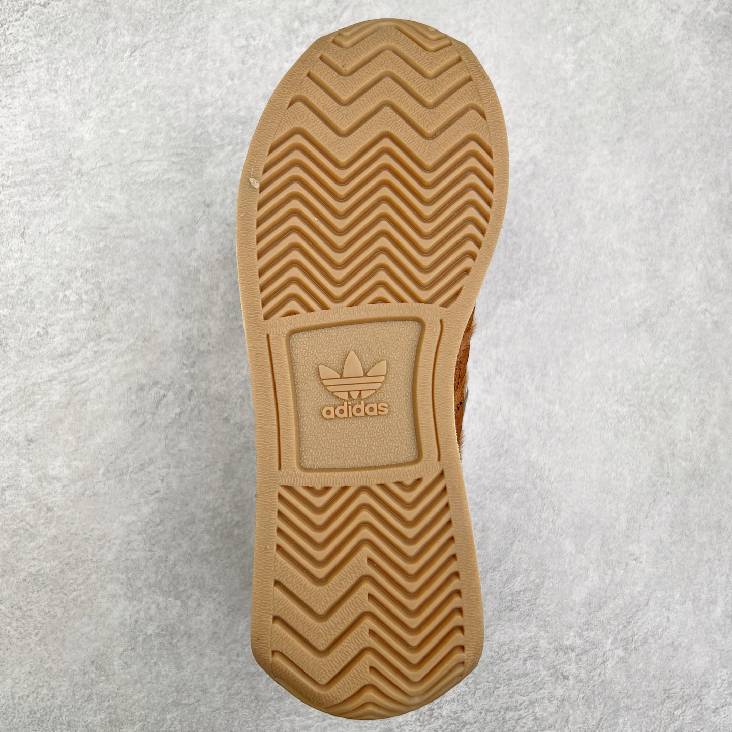 图片[9]-Song for the Mute x AD Originals SFTM-003 联名款复古慢跑鞋 Originals与时装品牌Song for the Mute即将迎来第三个合作系列 这个系列主打的也是怀旧的氛围 采用了Country OG这个诞生于上世纪70年代的鞋款 尼龙和绒面革的梦幻拼接 低调而富有质感 呈现SFTM一贯的面料美学 三款不同风格的配色 亮点十足的斑点鞋带 体现怀旧主义和前卫设计无缝交织 鞋款采用了低帮的造型 方便日常穿着 同时对于外底做了处理 皮革材质和尼龙布材质的组合也更具是时代感 尺码：36 36.5 37 38 38.5 39 40 40.5 41 42 42.5 43 44 44.5 45-选品中心