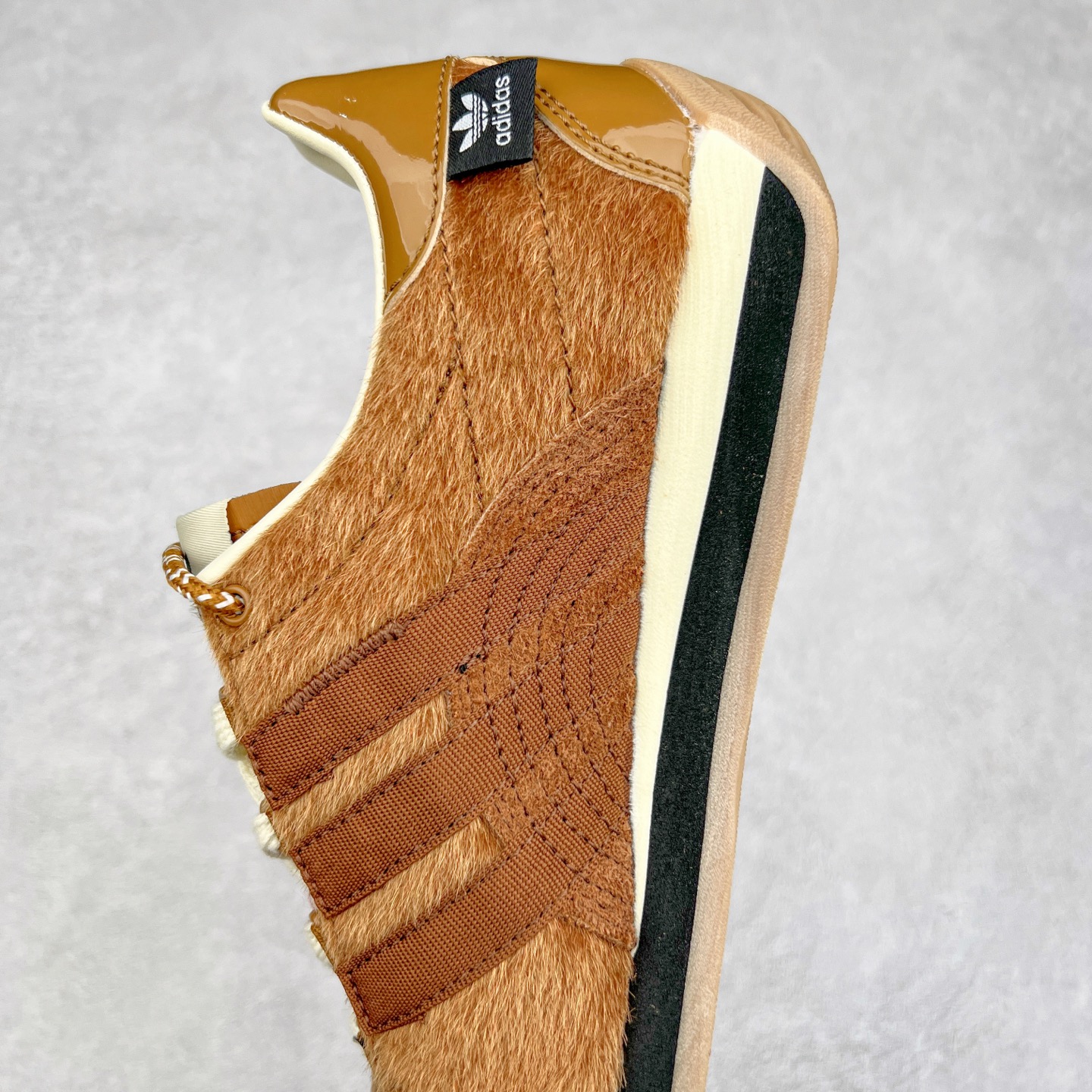 图片[7]-Song for the Mute x AD Originals SFTM-003 联名款复古慢跑鞋 Originals与时装品牌Song for the Mute即将迎来第三个合作系列 这个系列主打的也是怀旧的氛围 采用了Country OG这个诞生于上世纪70年代的鞋款 尼龙和绒面革的梦幻拼接 低调而富有质感 呈现SFTM一贯的面料美学 三款不同风格的配色 亮点十足的斑点鞋带 体现怀旧主义和前卫设计无缝交织 鞋款采用了低帮的造型 方便日常穿着 同时对于外底做了处理 皮革材质和尼龙布材质的组合也更具是时代感 尺码：36 36.5 37 38 38.5 39 40 40.5 41 42 42.5 43 44 44.5 45-选品中心