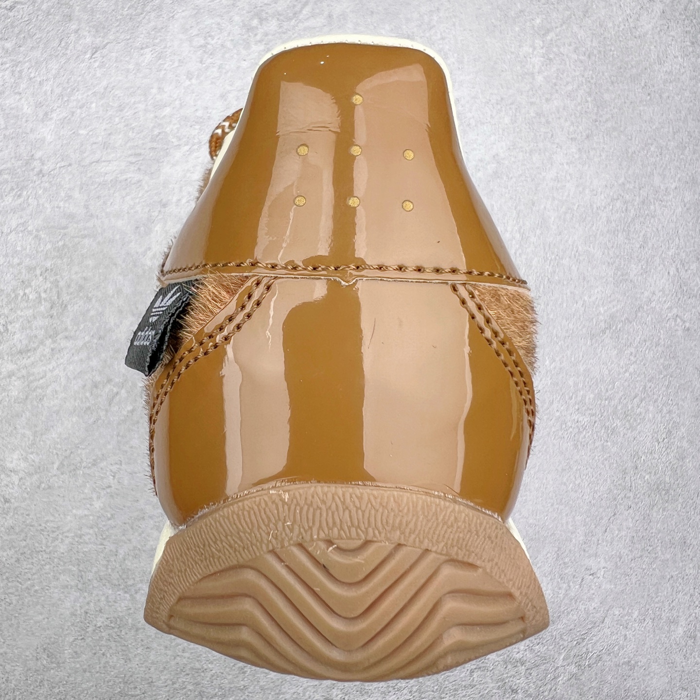 图片[8]-Song for the Mute x AD Originals SFTM-003 联名款复古慢跑鞋 Originals与时装品牌Song for the Mute即将迎来第三个合作系列 这个系列主打的也是怀旧的氛围 采用了Country OG这个诞生于上世纪70年代的鞋款 尼龙和绒面革的梦幻拼接 低调而富有质感 呈现SFTM一贯的面料美学 三款不同风格的配色 亮点十足的斑点鞋带 体现怀旧主义和前卫设计无缝交织 鞋款采用了低帮的造型 方便日常穿着 同时对于外底做了处理 皮革材质和尼龙布材质的组合也更具是时代感 尺码：36 36.5 37 38 38.5 39 40 40.5 41 42 42.5 43 44 44.5 45-选品中心