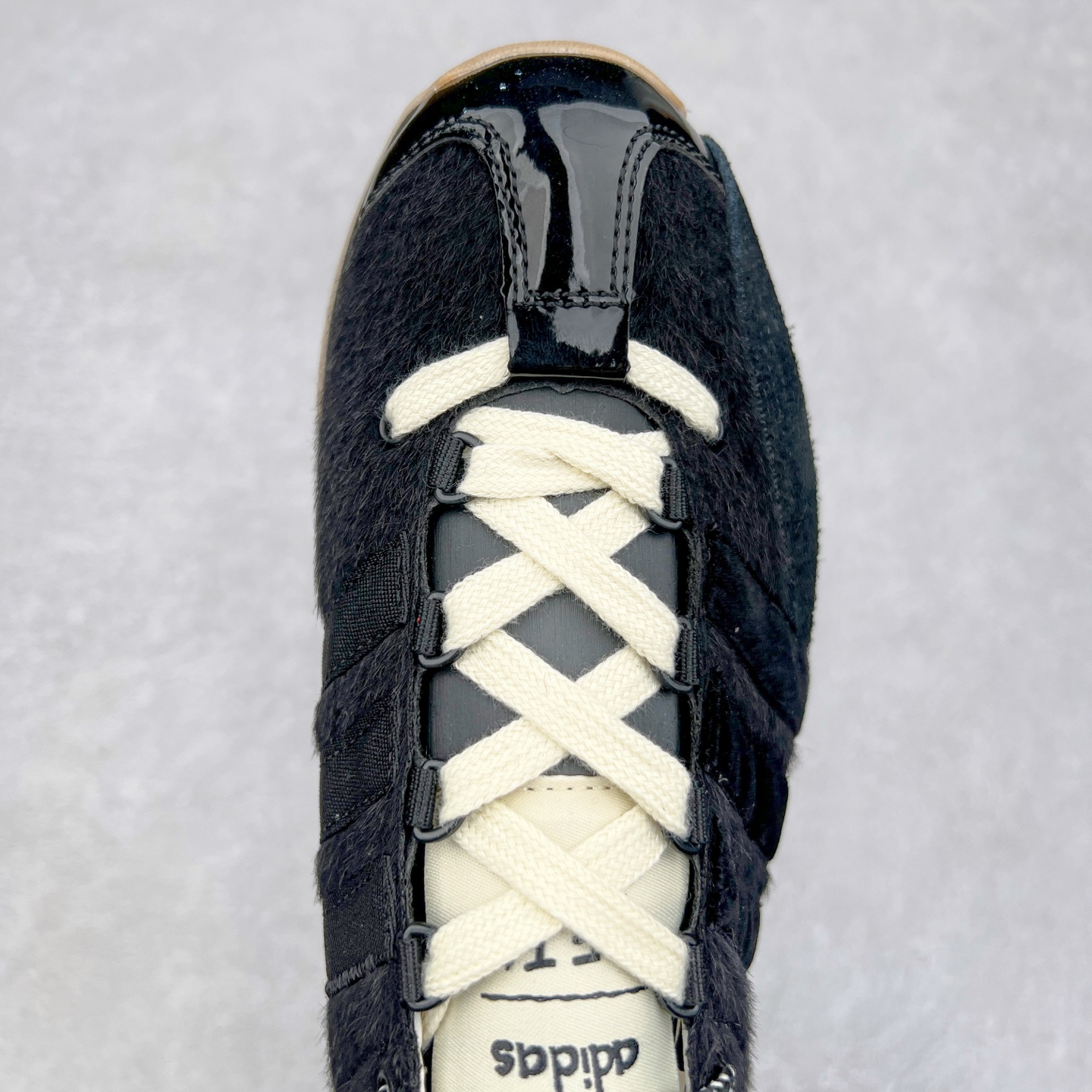 图片[4]-Song for the Mute x AD Originals SFTM-003 联名款复古慢跑鞋 Originals与时装品牌Song for the Mute即将迎来第三个合作系列 这个系列主打的也是怀旧的氛围 采用了Country OG这个诞生于上世纪70年代的鞋款 尼龙和绒面革的梦幻拼接 低调而富有质感 呈现SFTM一贯的面料美学 三款不同风格的配色 亮点十足的斑点鞋带 体现怀旧主义和前卫设计无缝交织 鞋款采用了低帮的造型 方便日常穿着 同时对于外底做了处理 皮革材质和尼龙布材质的组合也更具是时代感 尺码：36 36.5 37 38 38.5 39 40 40.5 41 42 42.5 43 44 44.5 45-选品中心