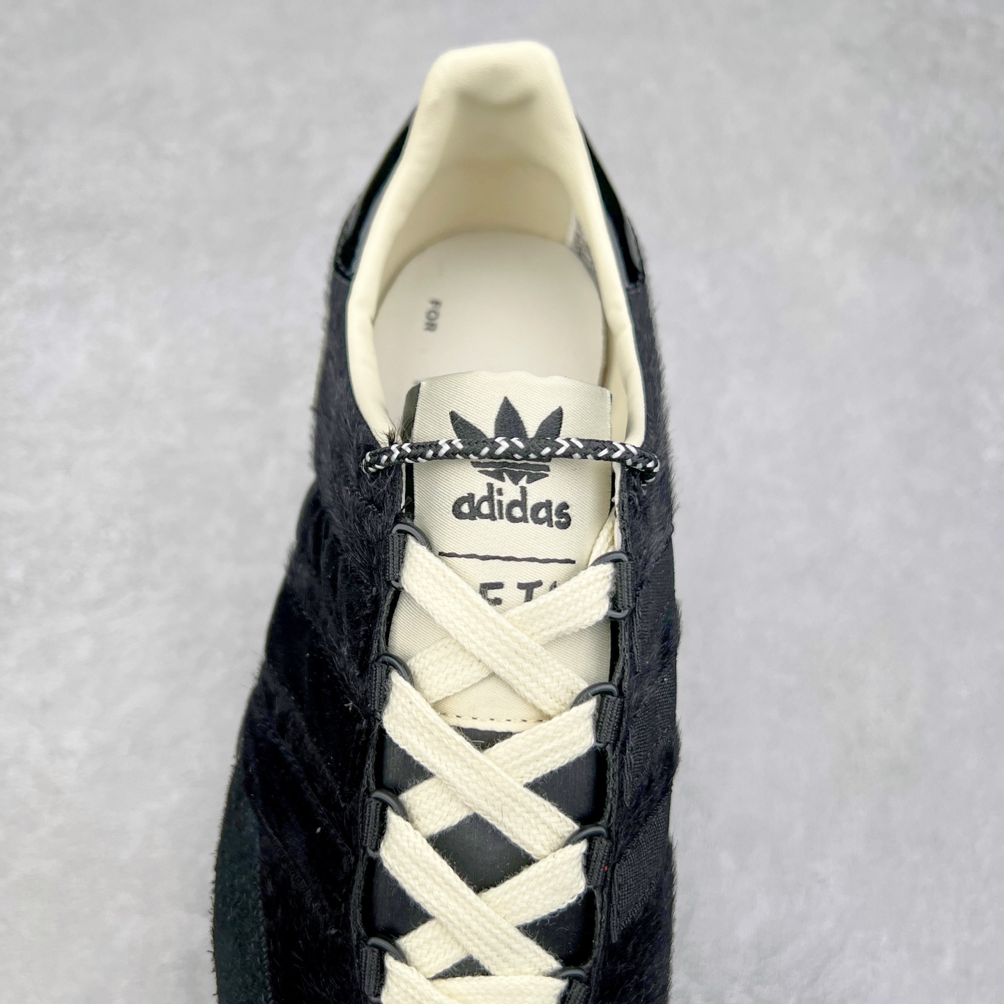 图片[5]-Song for the Mute x AD Originals SFTM-003 联名款复古慢跑鞋 Originals与时装品牌Song for the Mute即将迎来第三个合作系列 这个系列主打的也是怀旧的氛围 采用了Country OG这个诞生于上世纪70年代的鞋款 尼龙和绒面革的梦幻拼接 低调而富有质感 呈现SFTM一贯的面料美学 三款不同风格的配色 亮点十足的斑点鞋带 体现怀旧主义和前卫设计无缝交织 鞋款采用了低帮的造型 方便日常穿着 同时对于外底做了处理 皮革材质和尼龙布材质的组合也更具是时代感 尺码：36 36.5 37 38 38.5 39 40 40.5 41 42 42.5 43 44 44.5 45-选品中心