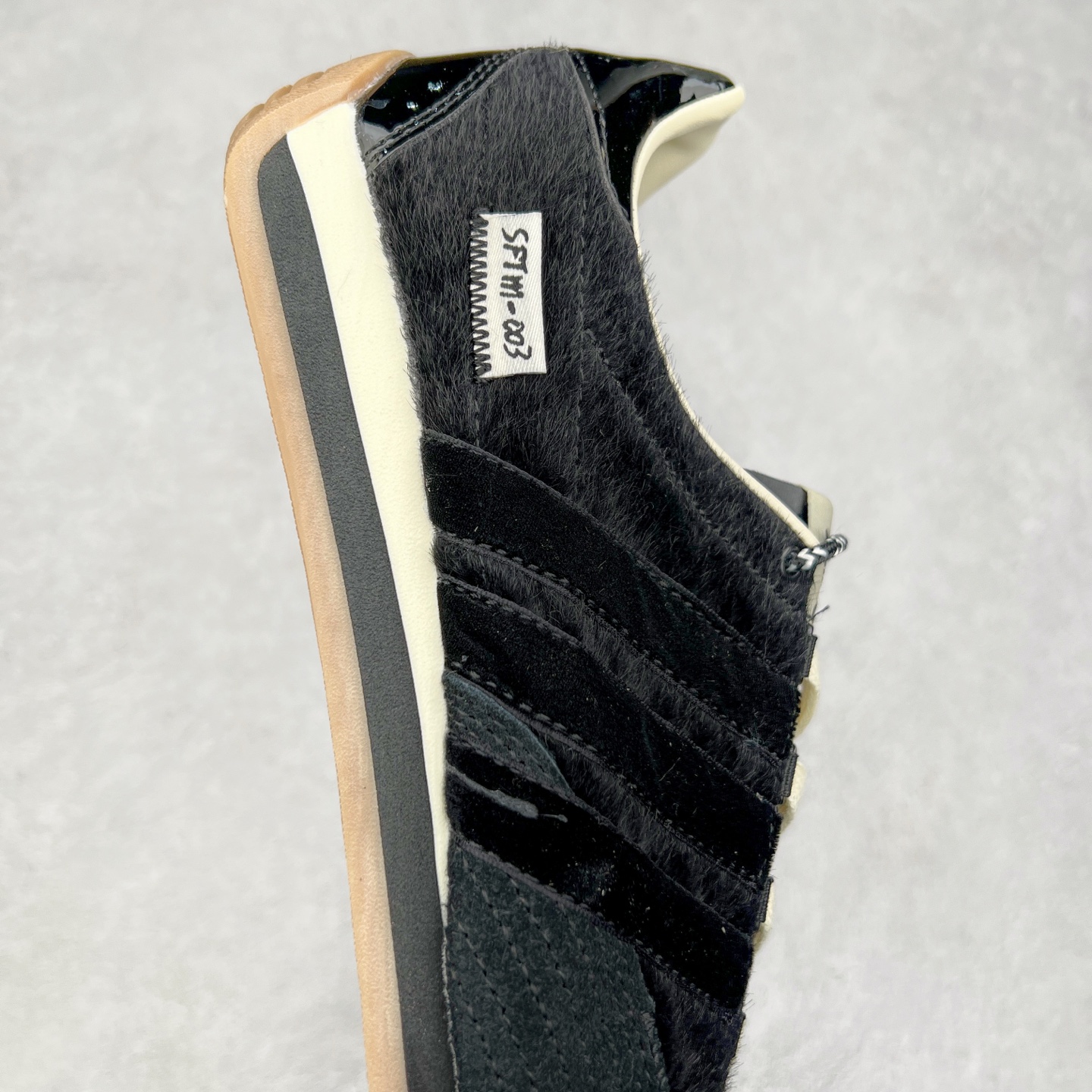 图片[6]-Song for the Mute x AD Originals SFTM-003 联名款复古慢跑鞋 Originals与时装品牌Song for the Mute即将迎来第三个合作系列 这个系列主打的也是怀旧的氛围 采用了Country OG这个诞生于上世纪70年代的鞋款 尼龙和绒面革的梦幻拼接 低调而富有质感 呈现SFTM一贯的面料美学 三款不同风格的配色 亮点十足的斑点鞋带 体现怀旧主义和前卫设计无缝交织 鞋款采用了低帮的造型 方便日常穿着 同时对于外底做了处理 皮革材质和尼龙布材质的组合也更具是时代感 尺码：36 36.5 37 38 38.5 39 40 40.5 41 42 42.5 43 44 44.5 45-选品中心