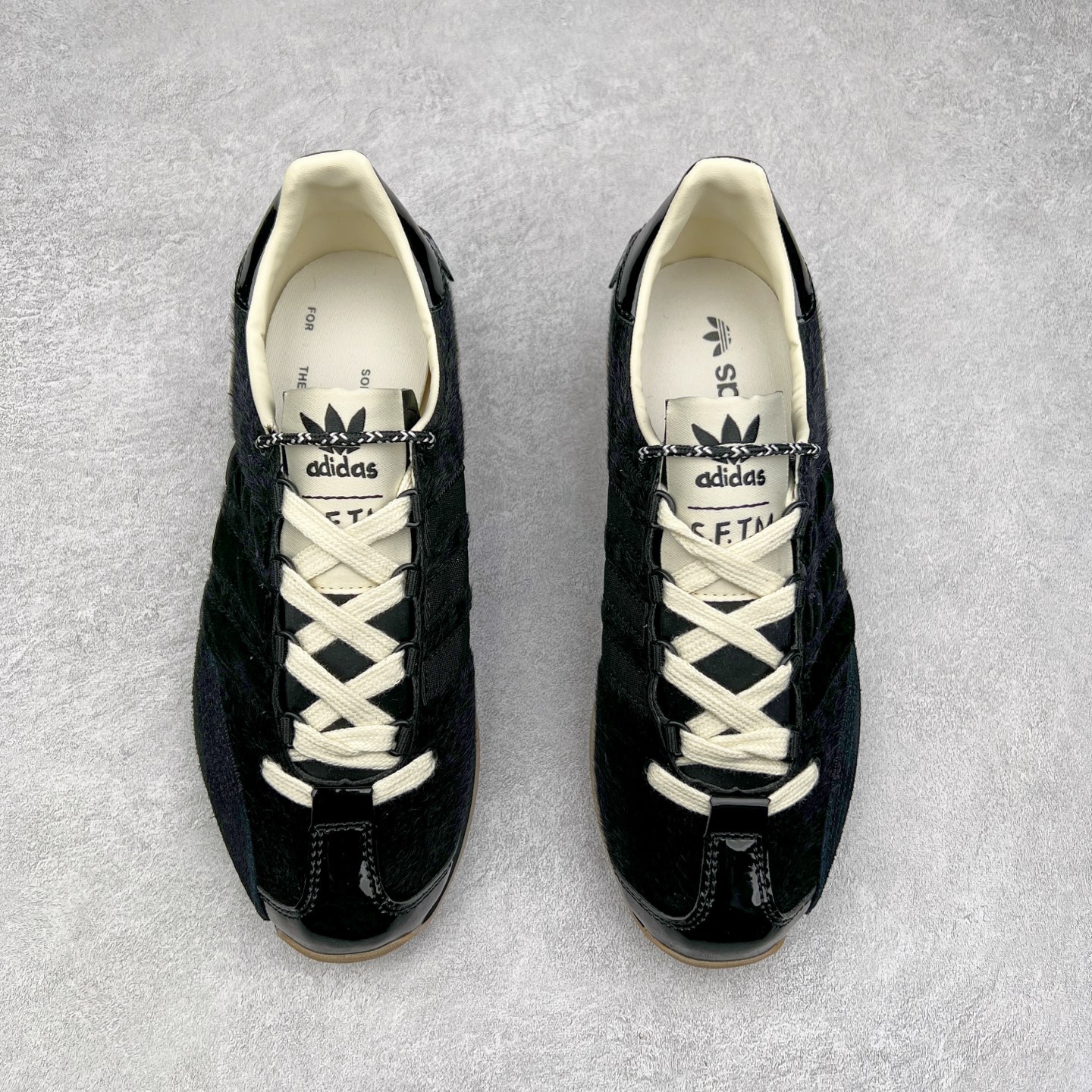 图片[2]-Song for the Mute x AD Originals SFTM-003 联名款复古慢跑鞋 Originals与时装品牌Song for the Mute即将迎来第三个合作系列 这个系列主打的也是怀旧的氛围 采用了Country OG这个诞生于上世纪70年代的鞋款 尼龙和绒面革的梦幻拼接 低调而富有质感 呈现SFTM一贯的面料美学 三款不同风格的配色 亮点十足的斑点鞋带 体现怀旧主义和前卫设计无缝交织 鞋款采用了低帮的造型 方便日常穿着 同时对于外底做了处理 皮革材质和尼龙布材质的组合也更具是时代感 尺码：36 36.5 37 38 38.5 39 40 40.5 41 42 42.5 43 44 44.5 45-选品中心