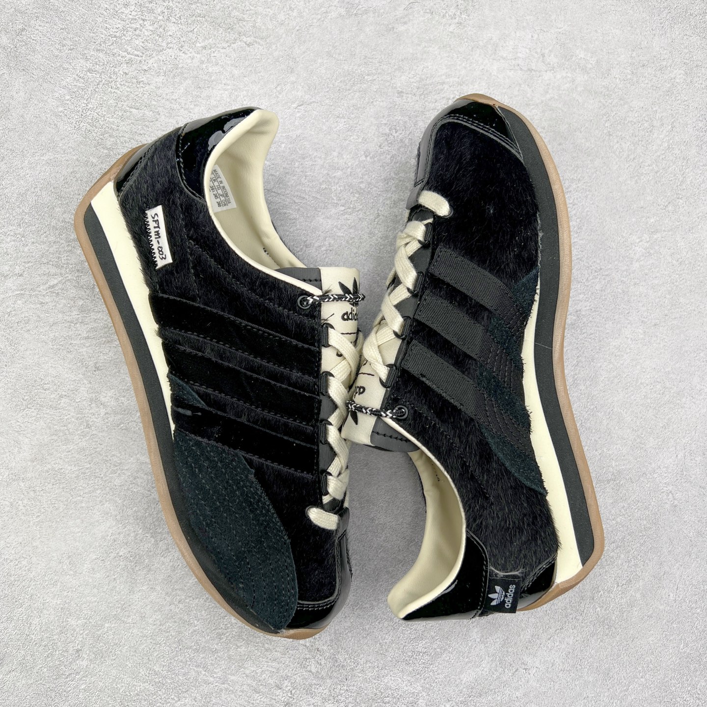 图片[3]-Song for the Mute x AD Originals SFTM-003 联名款复古慢跑鞋 Originals与时装品牌Song for the Mute即将迎来第三个合作系列 这个系列主打的也是怀旧的氛围 采用了Country OG这个诞生于上世纪70年代的鞋款 尼龙和绒面革的梦幻拼接 低调而富有质感 呈现SFTM一贯的面料美学 三款不同风格的配色 亮点十足的斑点鞋带 体现怀旧主义和前卫设计无缝交织 鞋款采用了低帮的造型 方便日常穿着 同时对于外底做了处理 皮革材质和尼龙布材质的组合也更具是时代感 尺码：36 36.5 37 38 38.5 39 40 40.5 41 42 42.5 43 44 44.5 45-选品中心