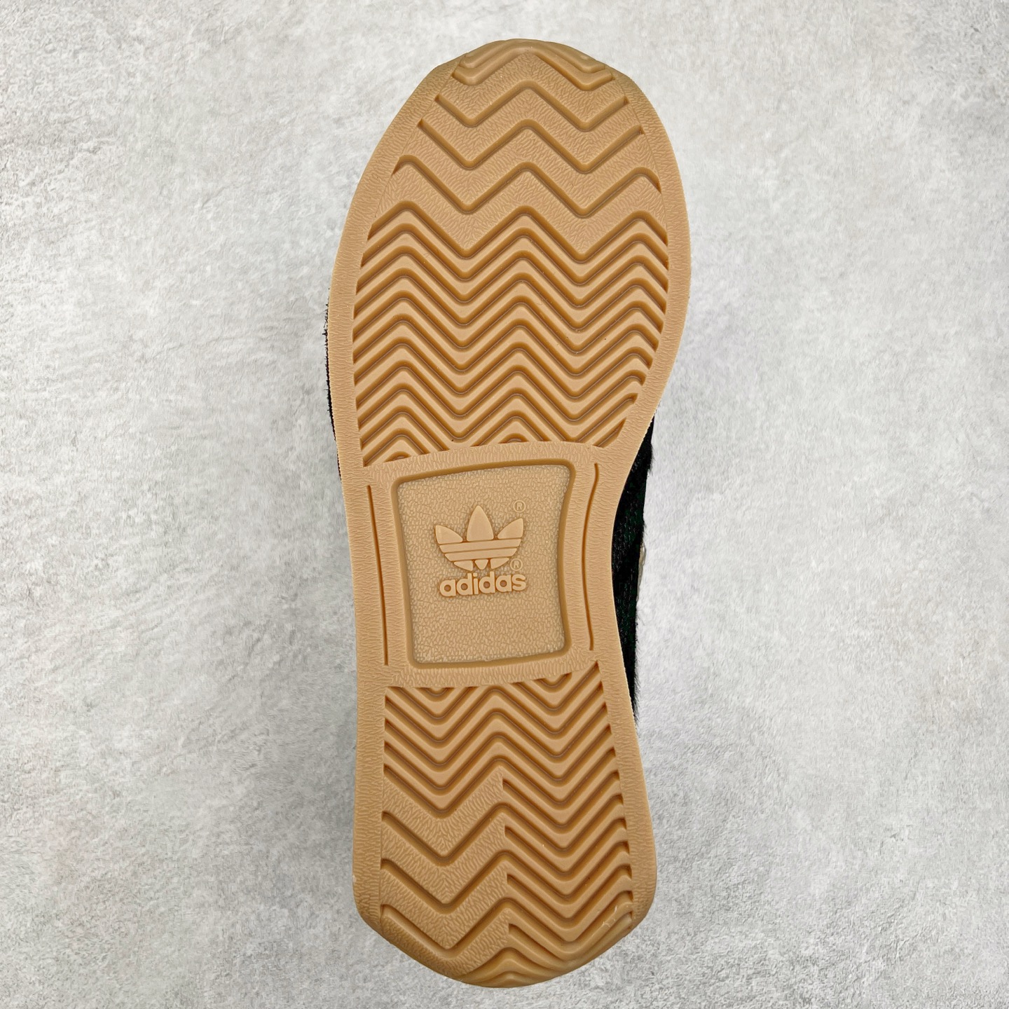 图片[9]-Song for the Mute x AD Originals SFTM-003 联名款复古慢跑鞋 Originals与时装品牌Song for the Mute即将迎来第三个合作系列 这个系列主打的也是怀旧的氛围 采用了Country OG这个诞生于上世纪70年代的鞋款 尼龙和绒面革的梦幻拼接 低调而富有质感 呈现SFTM一贯的面料美学 三款不同风格的配色 亮点十足的斑点鞋带 体现怀旧主义和前卫设计无缝交织 鞋款采用了低帮的造型 方便日常穿着 同时对于外底做了处理 皮革材质和尼龙布材质的组合也更具是时代感 尺码：36 36.5 37 38 38.5 39 40 40.5 41 42 42.5 43 44 44.5 45-选品中心