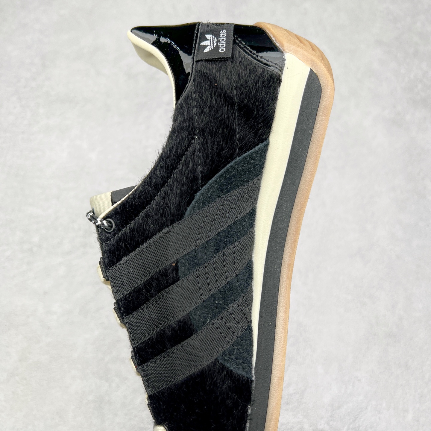 图片[7]-Song for the Mute x AD Originals SFTM-003 联名款复古慢跑鞋 Originals与时装品牌Song for the Mute即将迎来第三个合作系列 这个系列主打的也是怀旧的氛围 采用了Country OG这个诞生于上世纪70年代的鞋款 尼龙和绒面革的梦幻拼接 低调而富有质感 呈现SFTM一贯的面料美学 三款不同风格的配色 亮点十足的斑点鞋带 体现怀旧主义和前卫设计无缝交织 鞋款采用了低帮的造型 方便日常穿着 同时对于外底做了处理 皮革材质和尼龙布材质的组合也更具是时代感 尺码：36 36.5 37 38 38.5 39 40 40.5 41 42 42.5 43 44 44.5 45-选品中心