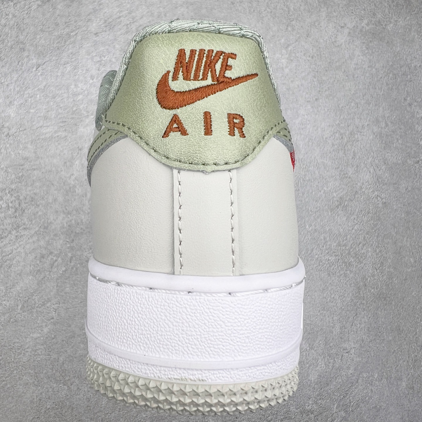 图片[8]-NK Air Force 1´07 Low 空军一号低帮百搭休闲运动板鞋 柔软、弹性十足的缓震性能和出色的中底设计 横跨复古与现代的外型结合 造就出风靡全球 三十多年的Force 1 直到今天还深受青睐 尺码：36 36.5 37.5 38 38.5 39 40 40.5 41 42 42.5 43 44 44.5 45-选品中心