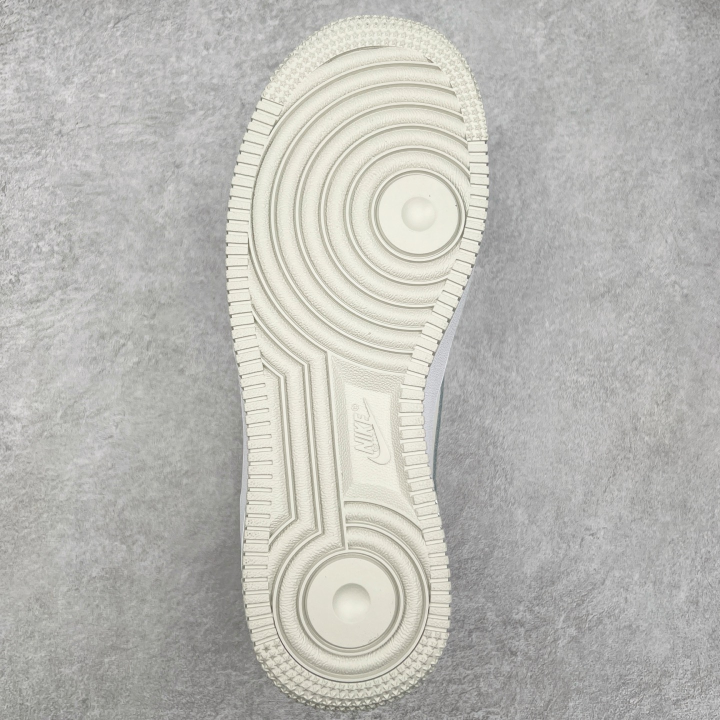 图片[9]-NK Air Force 1´07 Low 空军一号低帮百搭休闲运动板鞋 柔软、弹性十足的缓震性能和出色的中底设计 横跨复古与现代的外型结合 造就出风靡全球 三十多年的Force 1 直到今天还深受青睐 尺码：36 36.5 37.5 38 38.5 39 40 40.5 41 42 42.5 43 44 44.5 45-选品中心