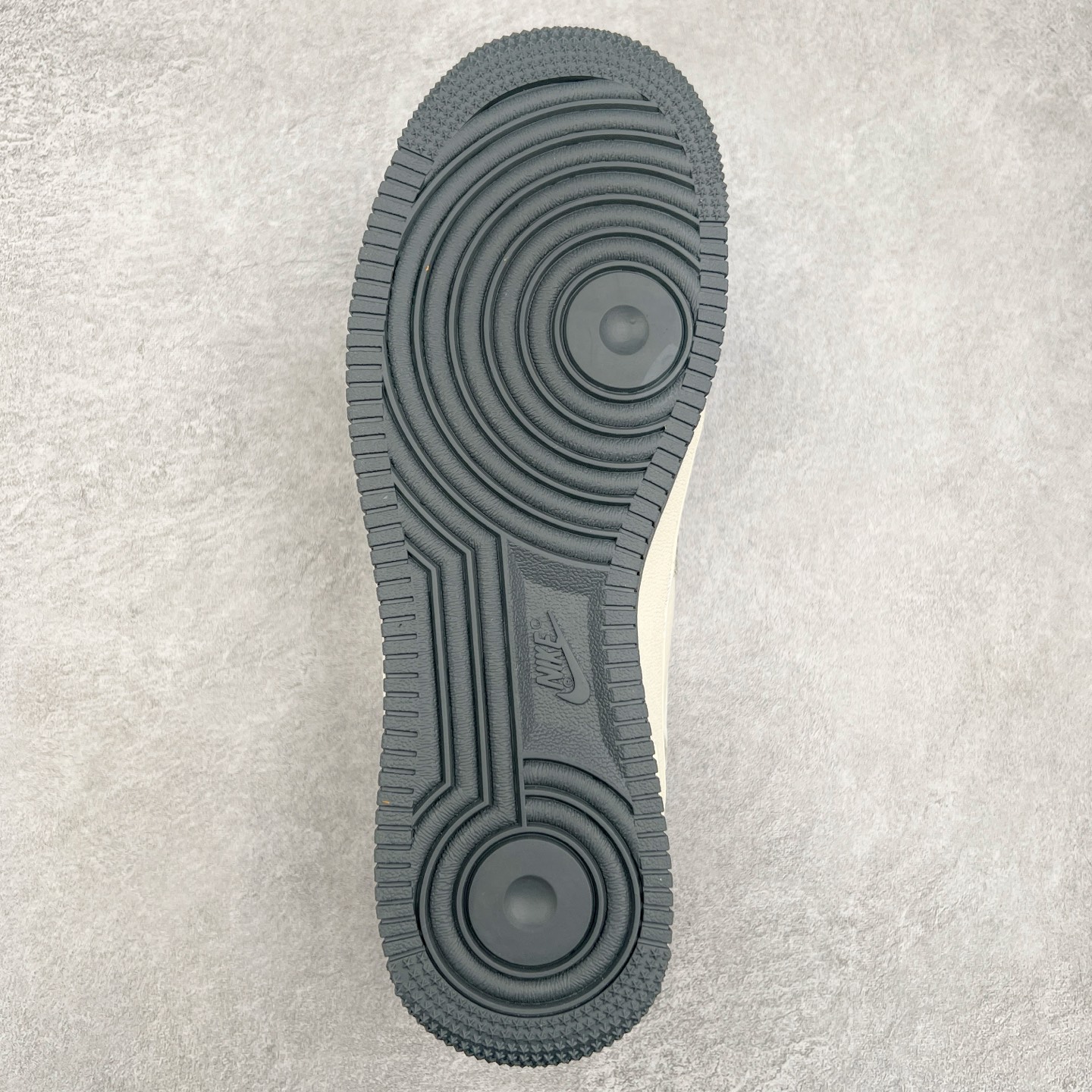 图片[9]-NK Air Force 1´07 Low 空军一号低帮百搭休闲运动板鞋 SJ1198-105 柔软、弹性十足的缓震性能和出色的中底设计 横跨复古与现代的外型结合 造就出风靡全球 三十多年的Force 1 直到今天还深受青睐 尺码：36 36.5 37.5 38 38.5 39 40 40.5 41 42 42.5 43 44 44.5 45-选品中心