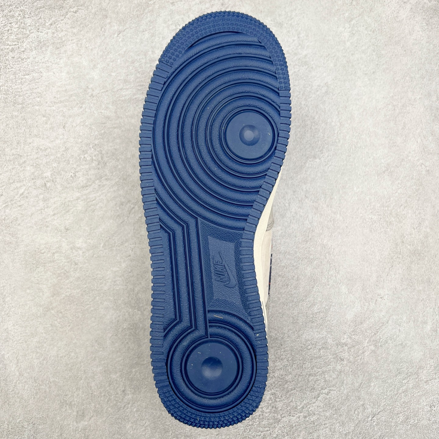 图片[9]-NK Air Force 1´07 Low 空军一号低帮百搭休闲运动板鞋 KK1988-044 柔软、弹性十足的缓震性能和出色的中底设计 横跨复古与现代的外型结合 造就出风靡全球 三十多年的Force 1 直到今天还深受青睐 尺码：36 36.5 37.5 38 38.5 39 40 40.5 41 42 42.5 43 44 44.5 45-选品中心