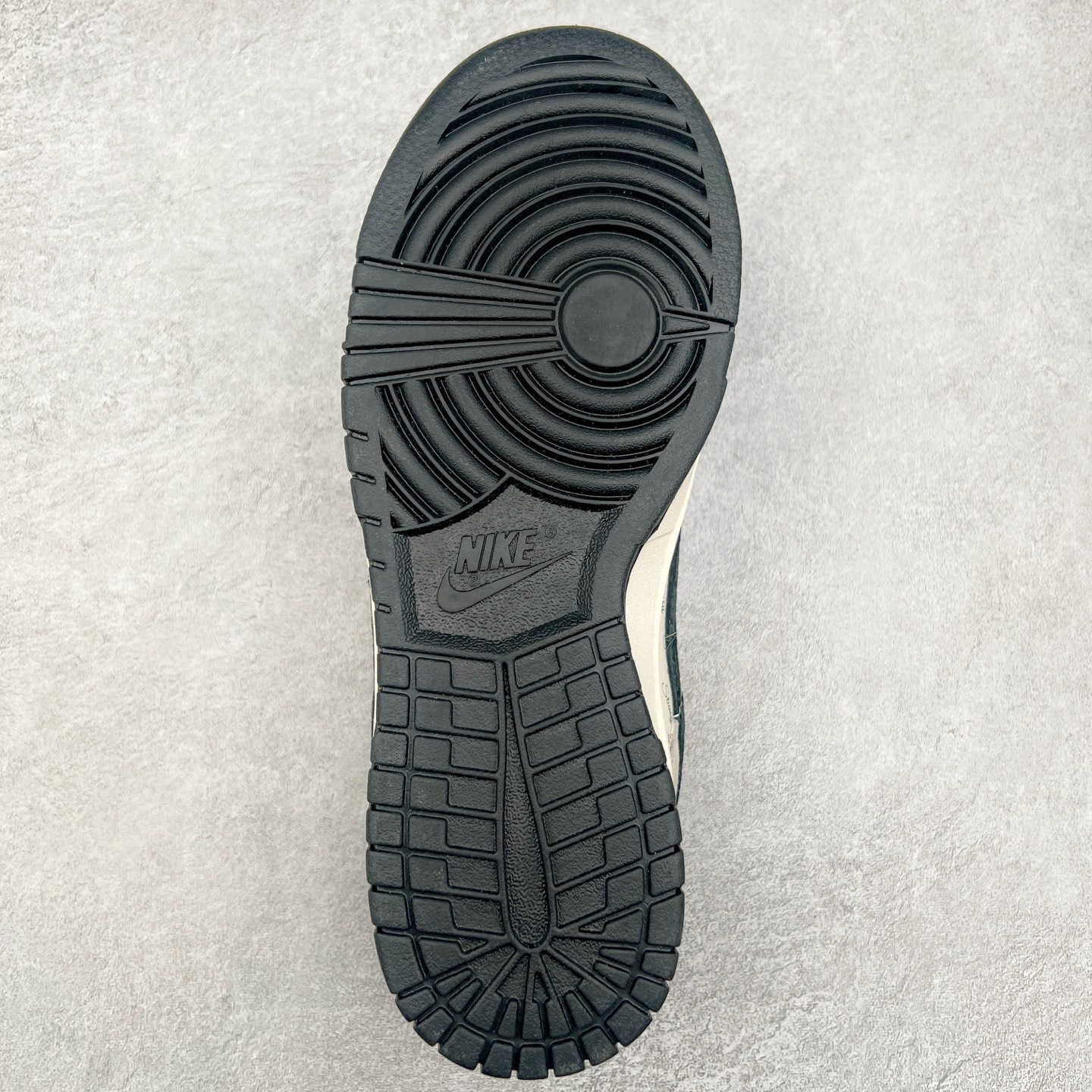 图片[9]-NK Dunk Low 定制配色 XX2025-901 大厂出品 极力推荐 原装头层材料 独家版型蒸餾加工帶來的是更好的视觉和脚感体验大厂纯原品质出货 清洁度 电绣工艺 皮料切割干净无任何毛边 细节完美 尺码：36 36.5 37.5 38 38.5 39 40 40.5 41 42 42.5 43 44 44.5 45-选品中心