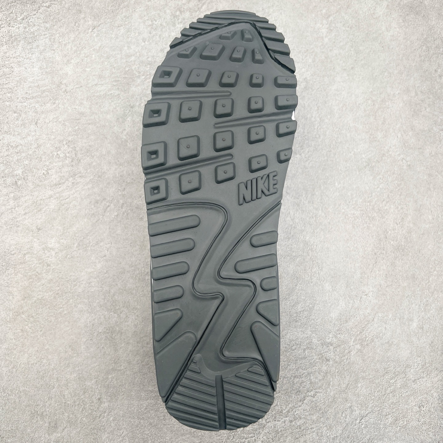 图片[9]-＃MX版 NK Air MAX 90 气垫复古减震跑步鞋 FJ4218-002 经典重温 独家陆续补货 外单专供大厂出品 品质稳定 一百余色 终端操作 Air Max 90于1990年推出 来自Air Max系列 在Air Max 1的基础上改进而得 增加了气垫面积 外型上也更为流线 最特別的就是加入了菱纹塑胶嵌板 为Air Max 90增添了许多潮流气息 皮革鞋面 造就出色耐穿性和支撑力 Max Air缓震配置搭配泡棉中底 令Air Max 90轻盈而舒适 华夫格橡胶外底 铸就Air Max 90非凡的抓地力 而Air Max 90不仅是一双跑鞋 它成功跨越了时间的演进 成为了球鞋文化与潮流圈中最熟为人知的鞋款之一 尺码：36 36.5 37.5 38 38.5 39 40 40.5 41 42 42.5 43 44 44.5 45-选品中心