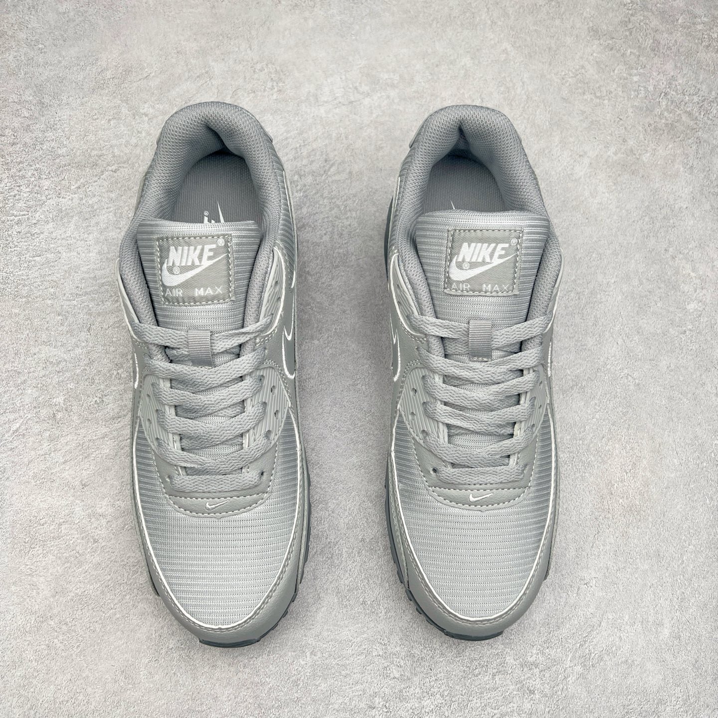 图片[2]-＃MX版 NK Air MAX 90 气垫复古减震跑步鞋 FJ4218-002 经典重温 独家陆续补货 外单专供大厂出品 品质稳定 一百余色 终端操作 Air Max 90于1990年推出 来自Air Max系列 在Air Max 1的基础上改进而得 增加了气垫面积 外型上也更为流线 最特別的就是加入了菱纹塑胶嵌板 为Air Max 90增添了许多潮流气息 皮革鞋面 造就出色耐穿性和支撑力 Max Air缓震配置搭配泡棉中底 令Air Max 90轻盈而舒适 华夫格橡胶外底 铸就Air Max 90非凡的抓地力 而Air Max 90不仅是一双跑鞋 它成功跨越了时间的演进 成为了球鞋文化与潮流圈中最熟为人知的鞋款之一 尺码：36 36.5 37.5 38 38.5 39 40 40.5 41 42 42.5 43 44 44.5 45-选品中心