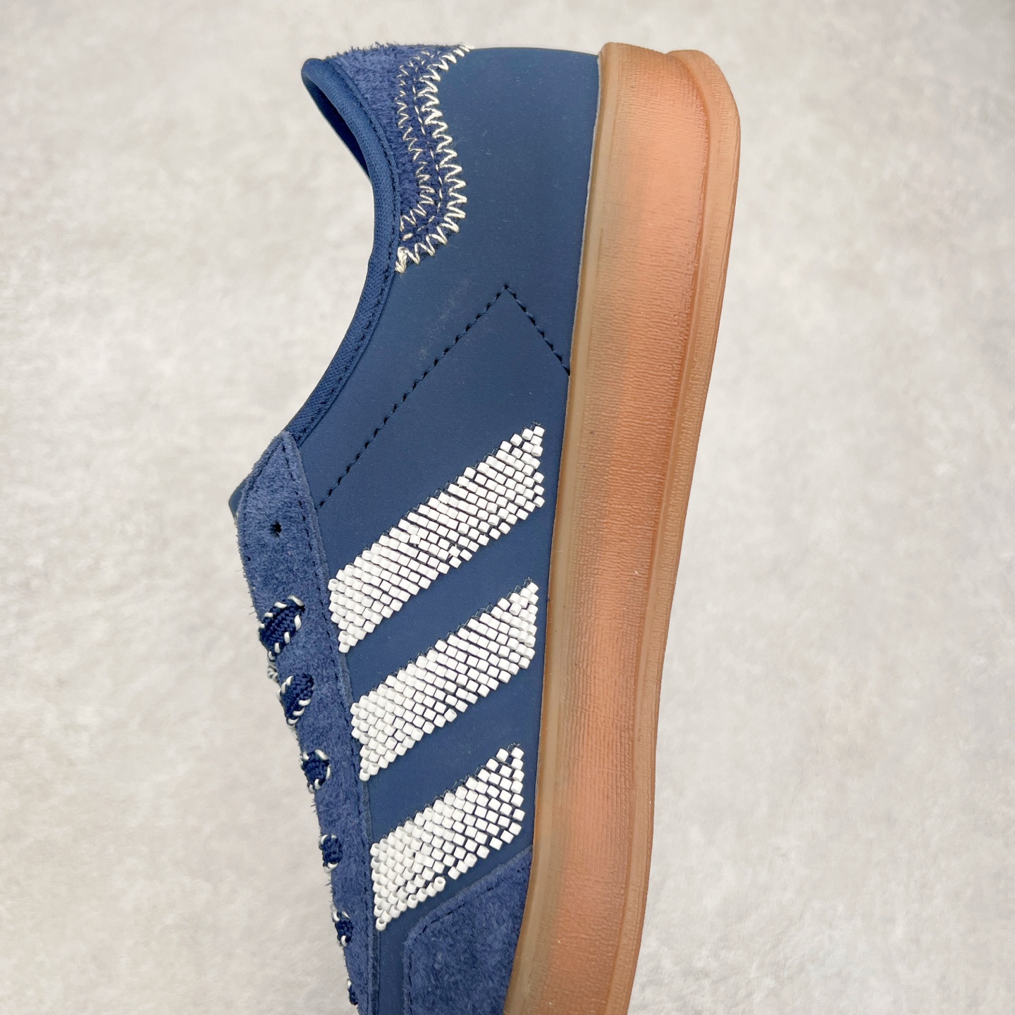 图片[7]-＃HP纯原 AD Original Gazelle Trainers 瞪羚室内鞋系列低帮复古百搭休闲运动德训风板鞋 IH3725 高端零售特供批次 原厂定制长毛翻毛皮组合环保纤维革鞋面材质 内置环保海玻璃鞋垫 外置RB橡胶大底 产品品控稳定性领先行业 原厂全套原楦原纸板冲刀磨具开发 原厂皮料加持 原厂港宝加持定型后跟R度完美 将复古进行到底 简约流畅 三十年不变经典 这款Gazelle运动鞋 无论面料、配色、质感或设计 都只在重现其1991年原款的经典 皮革鞋面 撞色三条纹和鞋跟标的设计 力求呈现90年代的经典复古风潮 Samba火热的同时 也带动了其它的复古鞋型 Gazelle便是其中一只 Gazelle Indoor拥有包边更宽的T字型鞋头 更好的保护运动员的前掌 浓浓的复古氛围感 非常适合现在流行的Cleanfit风格 尺码：35.5 36 36⅔ 37⅓ 38 38⅔ 39⅓ 40 40⅔ 41⅓ 42 42⅔ 43⅓ 44 44⅔ 45-选品中心