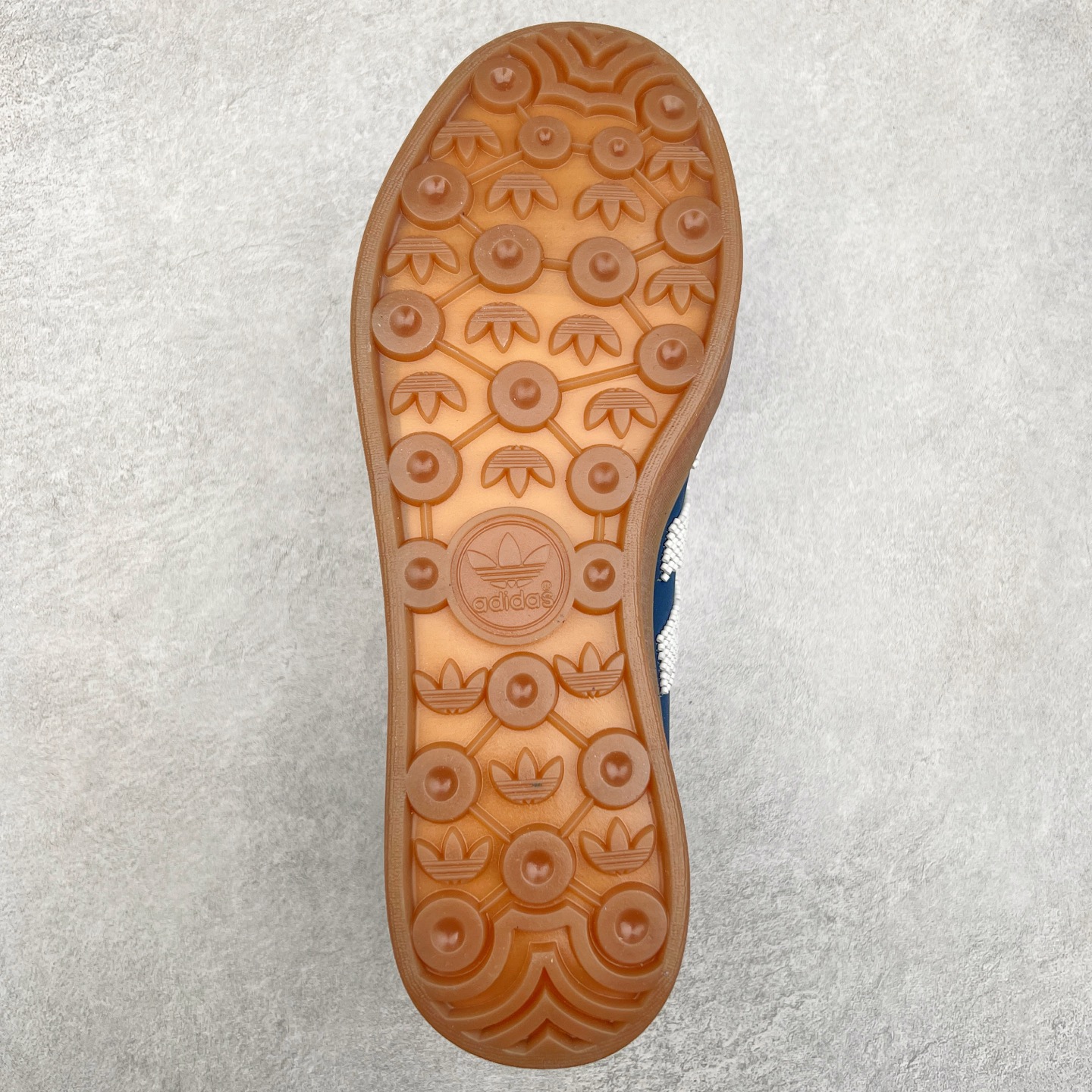 图片[9]-＃HP纯原 AD Original Gazelle Trainers 瞪羚室内鞋系列低帮复古百搭休闲运动德训风板鞋 IH3725 高端零售特供批次 原厂定制长毛翻毛皮组合环保纤维革鞋面材质 内置环保海玻璃鞋垫 外置RB橡胶大底 产品品控稳定性领先行业 原厂全套原楦原纸板冲刀磨具开发 原厂皮料加持 原厂港宝加持定型后跟R度完美 将复古进行到底 简约流畅 三十年不变经典 这款Gazelle运动鞋 无论面料、配色、质感或设计 都只在重现其1991年原款的经典 皮革鞋面 撞色三条纹和鞋跟标的设计 力求呈现90年代的经典复古风潮 Samba火热的同时 也带动了其它的复古鞋型 Gazelle便是其中一只 Gazelle Indoor拥有包边更宽的T字型鞋头 更好的保护运动员的前掌 浓浓的复古氛围感 非常适合现在流行的Cleanfit风格 尺码：35.5 36 36⅔ 37⅓ 38 38⅔ 39⅓ 40 40⅔ 41⅓ 42 42⅔ 43⅓ 44 44⅔ 45-选品中心