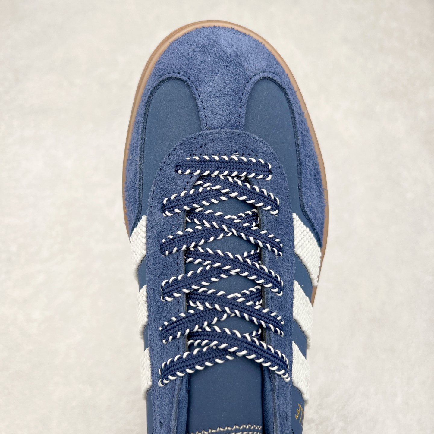 图片[4]-＃HP纯原 AD Original Gazelle Trainers 瞪羚室内鞋系列低帮复古百搭休闲运动德训风板鞋 IH3725 高端零售特供批次 原厂定制长毛翻毛皮组合环保纤维革鞋面材质 内置环保海玻璃鞋垫 外置RB橡胶大底 产品品控稳定性领先行业 原厂全套原楦原纸板冲刀磨具开发 原厂皮料加持 原厂港宝加持定型后跟R度完美 将复古进行到底 简约流畅 三十年不变经典 这款Gazelle运动鞋 无论面料、配色、质感或设计 都只在重现其1991年原款的经典 皮革鞋面 撞色三条纹和鞋跟标的设计 力求呈现90年代的经典复古风潮 Samba火热的同时 也带动了其它的复古鞋型 Gazelle便是其中一只 Gazelle Indoor拥有包边更宽的T字型鞋头 更好的保护运动员的前掌 浓浓的复古氛围感 非常适合现在流行的Cleanfit风格 尺码：35.5 36 36⅔ 37⅓ 38 38⅔ 39⅓ 40 40⅔ 41⅓ 42 42⅔ 43⅓ 44 44⅔ 45-选品中心