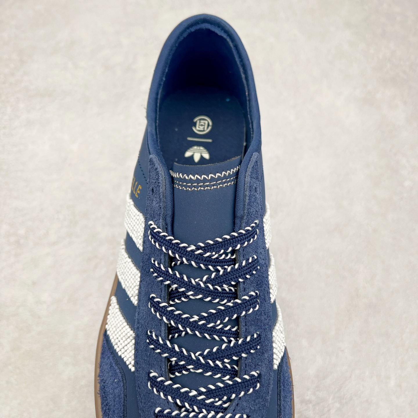 图片[5]-＃HP纯原 AD Original Gazelle Trainers 瞪羚室内鞋系列低帮复古百搭休闲运动德训风板鞋 IH3725 高端零售特供批次 原厂定制长毛翻毛皮组合环保纤维革鞋面材质 内置环保海玻璃鞋垫 外置RB橡胶大底 产品品控稳定性领先行业 原厂全套原楦原纸板冲刀磨具开发 原厂皮料加持 原厂港宝加持定型后跟R度完美 将复古进行到底 简约流畅 三十年不变经典 这款Gazelle运动鞋 无论面料、配色、质感或设计 都只在重现其1991年原款的经典 皮革鞋面 撞色三条纹和鞋跟标的设计 力求呈现90年代的经典复古风潮 Samba火热的同时 也带动了其它的复古鞋型 Gazelle便是其中一只 Gazelle Indoor拥有包边更宽的T字型鞋头 更好的保护运动员的前掌 浓浓的复古氛围感 非常适合现在流行的Cleanfit风格 尺码：35.5 36 36⅔ 37⅓ 38 38⅔ 39⅓ 40 40⅔ 41⅓ 42 42⅔ 43⅓ 44 44⅔ 45-选品中心