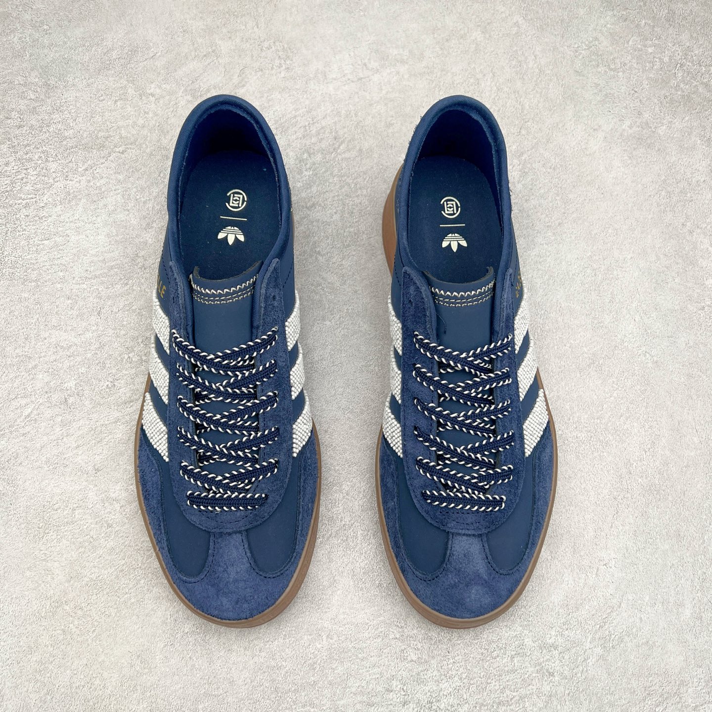 图片[2]-＃HP纯原 AD Original Gazelle Trainers 瞪羚室内鞋系列低帮复古百搭休闲运动德训风板鞋 IH3725 高端零售特供批次 原厂定制长毛翻毛皮组合环保纤维革鞋面材质 内置环保海玻璃鞋垫 外置RB橡胶大底 产品品控稳定性领先行业 原厂全套原楦原纸板冲刀磨具开发 原厂皮料加持 原厂港宝加持定型后跟R度完美 将复古进行到底 简约流畅 三十年不变经典 这款Gazelle运动鞋 无论面料、配色、质感或设计 都只在重现其1991年原款的经典 皮革鞋面 撞色三条纹和鞋跟标的设计 力求呈现90年代的经典复古风潮 Samba火热的同时 也带动了其它的复古鞋型 Gazelle便是其中一只 Gazelle Indoor拥有包边更宽的T字型鞋头 更好的保护运动员的前掌 浓浓的复古氛围感 非常适合现在流行的Cleanfit风格 尺码：35.5 36 36⅔ 37⅓ 38 38⅔ 39⅓ 40 40⅔ 41⅓ 42 42⅔ 43⅓ 44 44⅔ 45-选品中心