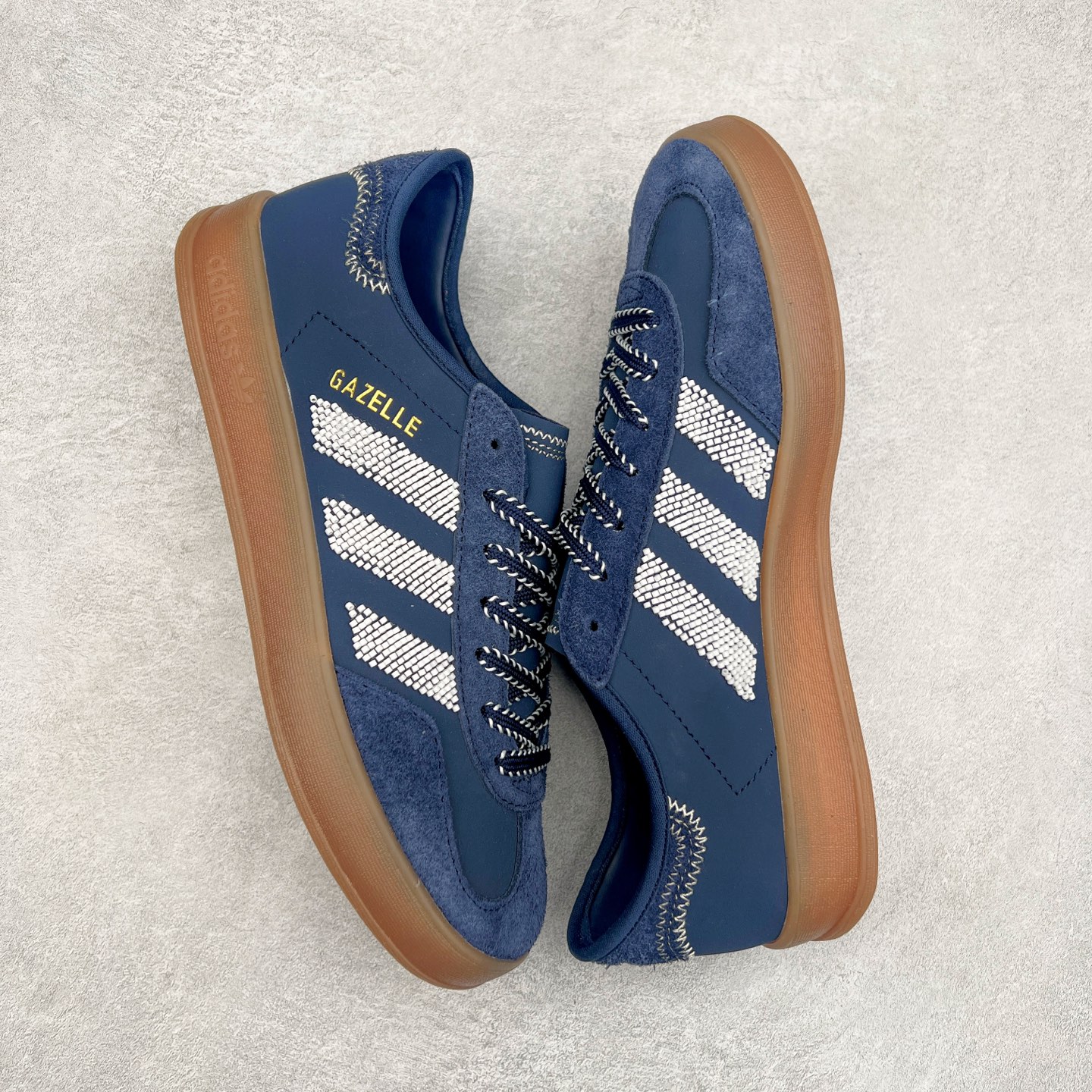 图片[3]-＃HP纯原 AD Original Gazelle Trainers 瞪羚室内鞋系列低帮复古百搭休闲运动德训风板鞋 IH3725 高端零售特供批次 原厂定制长毛翻毛皮组合环保纤维革鞋面材质 内置环保海玻璃鞋垫 外置RB橡胶大底 产品品控稳定性领先行业 原厂全套原楦原纸板冲刀磨具开发 原厂皮料加持 原厂港宝加持定型后跟R度完美 将复古进行到底 简约流畅 三十年不变经典 这款Gazelle运动鞋 无论面料、配色、质感或设计 都只在重现其1991年原款的经典 皮革鞋面 撞色三条纹和鞋跟标的设计 力求呈现90年代的经典复古风潮 Samba火热的同时 也带动了其它的复古鞋型 Gazelle便是其中一只 Gazelle Indoor拥有包边更宽的T字型鞋头 更好的保护运动员的前掌 浓浓的复古氛围感 非常适合现在流行的Cleanfit风格 尺码：35.5 36 36⅔ 37⅓ 38 38⅔ 39⅓ 40 40⅔ 41⅓ 42 42⅔ 43⅓ 44 44⅔ 45-选品中心
