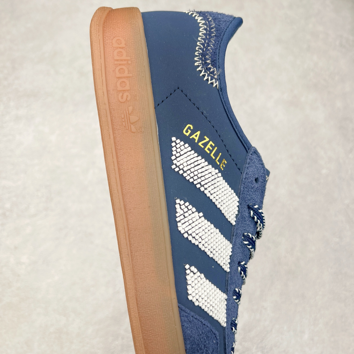 图片[6]-＃HP纯原 AD Original Gazelle Trainers 瞪羚室内鞋系列低帮复古百搭休闲运动德训风板鞋 IH3725 高端零售特供批次 原厂定制长毛翻毛皮组合环保纤维革鞋面材质 内置环保海玻璃鞋垫 外置RB橡胶大底 产品品控稳定性领先行业 原厂全套原楦原纸板冲刀磨具开发 原厂皮料加持 原厂港宝加持定型后跟R度完美 将复古进行到底 简约流畅 三十年不变经典 这款Gazelle运动鞋 无论面料、配色、质感或设计 都只在重现其1991年原款的经典 皮革鞋面 撞色三条纹和鞋跟标的设计 力求呈现90年代的经典复古风潮 Samba火热的同时 也带动了其它的复古鞋型 Gazelle便是其中一只 Gazelle Indoor拥有包边更宽的T字型鞋头 更好的保护运动员的前掌 浓浓的复古氛围感 非常适合现在流行的Cleanfit风格 尺码：35.5 36 36⅔ 37⅓ 38 38⅔ 39⅓ 40 40⅔ 41⅓ 42 42⅔ 43⅓ 44 44⅔ 45-选品中心