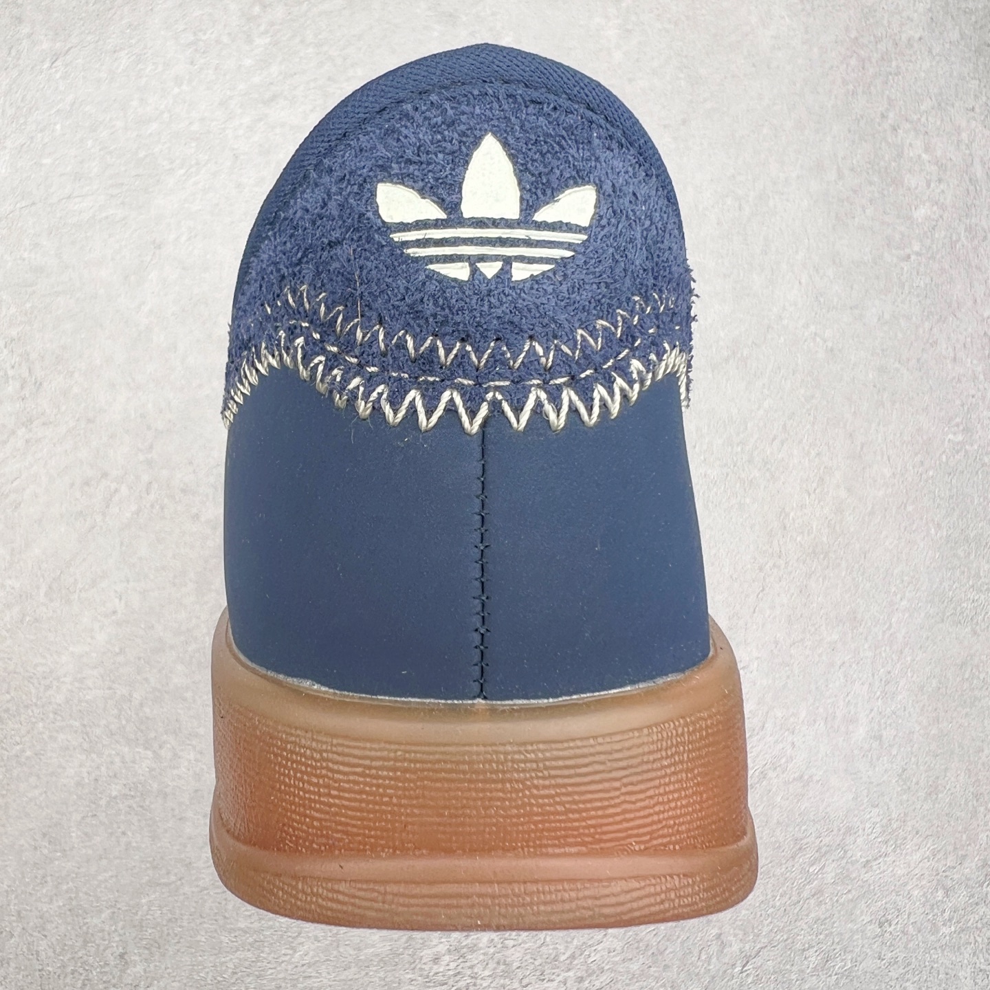 图片[8]-＃HP纯原 AD Original Gazelle Trainers 瞪羚室内鞋系列低帮复古百搭休闲运动德训风板鞋 IH3725 高端零售特供批次 原厂定制长毛翻毛皮组合环保纤维革鞋面材质 内置环保海玻璃鞋垫 外置RB橡胶大底 产品品控稳定性领先行业 原厂全套原楦原纸板冲刀磨具开发 原厂皮料加持 原厂港宝加持定型后跟R度完美 将复古进行到底 简约流畅 三十年不变经典 这款Gazelle运动鞋 无论面料、配色、质感或设计 都只在重现其1991年原款的经典 皮革鞋面 撞色三条纹和鞋跟标的设计 力求呈现90年代的经典复古风潮 Samba火热的同时 也带动了其它的复古鞋型 Gazelle便是其中一只 Gazelle Indoor拥有包边更宽的T字型鞋头 更好的保护运动员的前掌 浓浓的复古氛围感 非常适合现在流行的Cleanfit风格 尺码：35.5 36 36⅔ 37⅓ 38 38⅔ 39⅓ 40 40⅔ 41⅓ 42 42⅔ 43⅓ 44 44⅔ 45-选品中心