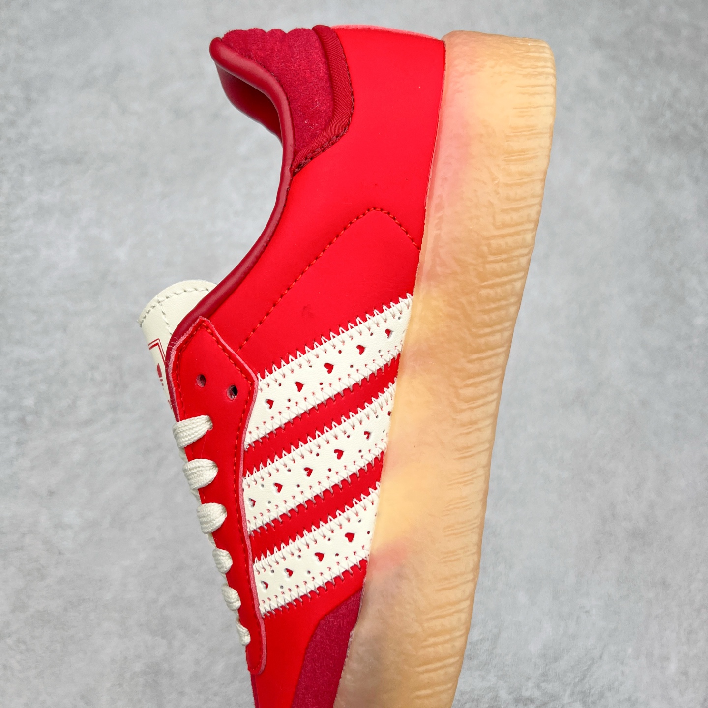 图片[7]-AD Samba XLG 桑巴舞加大厚底版系列德训风百搭松糕休闲运动板鞋生胶底 JQ5977 自Originals Samba成功借势Blokecore风潮一跃成为街头巷尾的焦点鞋款后,不论是围绕Samba本身打造的各式「变种版本」,还是以Samba为蓝本打造联名鞋款,都成为了时尚潮流人士日常穿搭首选。Samba XLG是adidas Originals不断扩展XLG系列的一部分,旨在与年轻文化相契合,迎合那些希望通过个性时尚表达自我而不愿牺牲舒适度的年轻群体。街头时尚领域的Gen Z特别偏爱宽松的穿着风格。Samba XLG针对这一点做了创新。它在延续Samba OG经典设计的基础上,迎合年轻群体的穿着习惯,重塑为宽大的鞋身比例轮廓以及加厚中底,让消费者轻松展示自己独特的风格。全新的Samba XLG系列不仅迎合了当下年轻群体的穿搭习惯,加宽了鞋身比例以及将中底进一步增厚,在视觉比例上更加饱满,同时还保留了经典Samba的细节,这样一来,鞋迷朋友在穿搭上不仅能更加个性化,而且还能延续一定的复古感受。尺码：36 36⅔ 37⅓ 38 38⅔ 39⅓ 40 40⅔ 41⅓ 42 42⅔ 43⅓ 44 45-选品中心