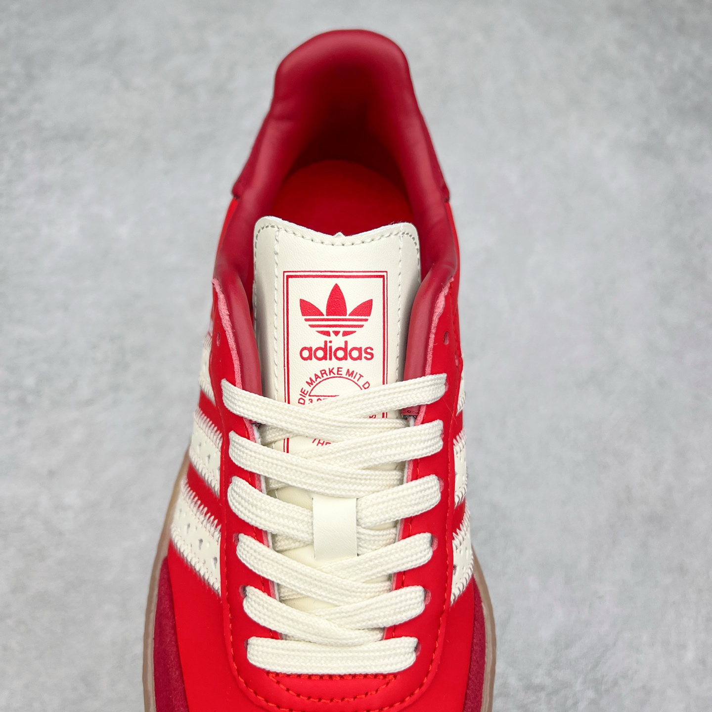 图片[5]-AD Samba XLG 桑巴舞加大厚底版系列德训风百搭松糕休闲运动板鞋生胶底 JQ5977 自Originals Samba成功借势Blokecore风潮一跃成为街头巷尾的焦点鞋款后,不论是围绕Samba本身打造的各式「变种版本」,还是以Samba为蓝本打造联名鞋款,都成为了时尚潮流人士日常穿搭首选。Samba XLG是adidas Originals不断扩展XLG系列的一部分,旨在与年轻文化相契合,迎合那些希望通过个性时尚表达自我而不愿牺牲舒适度的年轻群体。街头时尚领域的Gen Z特别偏爱宽松的穿着风格。Samba XLG针对这一点做了创新。它在延续Samba OG经典设计的基础上,迎合年轻群体的穿着习惯,重塑为宽大的鞋身比例轮廓以及加厚中底,让消费者轻松展示自己独特的风格。全新的Samba XLG系列不仅迎合了当下年轻群体的穿搭习惯,加宽了鞋身比例以及将中底进一步增厚,在视觉比例上更加饱满,同时还保留了经典Samba的细节,这样一来,鞋迷朋友在穿搭上不仅能更加个性化,而且还能延续一定的复古感受。尺码：36 36⅔ 37⅓ 38 38⅔ 39⅓ 40 40⅔ 41⅓ 42 42⅔ 43⅓ 44 45-选品中心