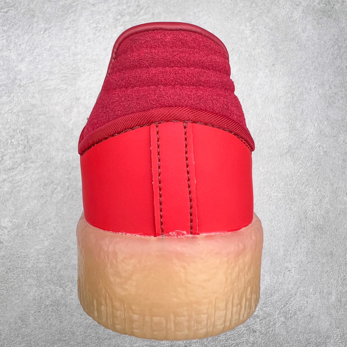 图片[8]-AD Samba XLG 桑巴舞加大厚底版系列德训风百搭松糕休闲运动板鞋生胶底 JQ5977 自Originals Samba成功借势Blokecore风潮一跃成为街头巷尾的焦点鞋款后,不论是围绕Samba本身打造的各式「变种版本」,还是以Samba为蓝本打造联名鞋款,都成为了时尚潮流人士日常穿搭首选。Samba XLG是adidas Originals不断扩展XLG系列的一部分,旨在与年轻文化相契合,迎合那些希望通过个性时尚表达自我而不愿牺牲舒适度的年轻群体。街头时尚领域的Gen Z特别偏爱宽松的穿着风格。Samba XLG针对这一点做了创新。它在延续Samba OG经典设计的基础上,迎合年轻群体的穿着习惯,重塑为宽大的鞋身比例轮廓以及加厚中底,让消费者轻松展示自己独特的风格。全新的Samba XLG系列不仅迎合了当下年轻群体的穿搭习惯,加宽了鞋身比例以及将中底进一步增厚,在视觉比例上更加饱满,同时还保留了经典Samba的细节,这样一来,鞋迷朋友在穿搭上不仅能更加个性化,而且还能延续一定的复古感受。尺码：36 36⅔ 37⅓ 38 38⅔ 39⅓ 40 40⅔ 41⅓ 42 42⅔ 43⅓ 44 45-选品中心