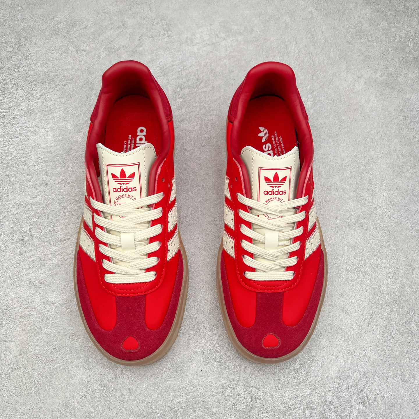 图片[2]-AD Samba XLG 桑巴舞加大厚底版系列德训风百搭松糕休闲运动板鞋生胶底 JQ5977 自Originals Samba成功借势Blokecore风潮一跃成为街头巷尾的焦点鞋款后,不论是围绕Samba本身打造的各式「变种版本」,还是以Samba为蓝本打造联名鞋款,都成为了时尚潮流人士日常穿搭首选。Samba XLG是adidas Originals不断扩展XLG系列的一部分,旨在与年轻文化相契合,迎合那些希望通过个性时尚表达自我而不愿牺牲舒适度的年轻群体。街头时尚领域的Gen Z特别偏爱宽松的穿着风格。Samba XLG针对这一点做了创新。它在延续Samba OG经典设计的基础上,迎合年轻群体的穿着习惯,重塑为宽大的鞋身比例轮廓以及加厚中底,让消费者轻松展示自己独特的风格。全新的Samba XLG系列不仅迎合了当下年轻群体的穿搭习惯,加宽了鞋身比例以及将中底进一步增厚,在视觉比例上更加饱满,同时还保留了经典Samba的细节,这样一来,鞋迷朋友在穿搭上不仅能更加个性化,而且还能延续一定的复古感受。尺码：36 36⅔ 37⅓ 38 38⅔ 39⅓ 40 40⅔ 41⅓ 42 42⅔ 43⅓ 44 45-选品中心