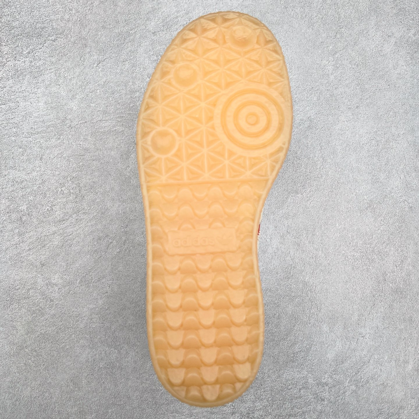 图片[9]-AD Samba XLG 桑巴舞加大厚底版系列德训风百搭松糕休闲运动板鞋生胶底 JQ5977 自Originals Samba成功借势Blokecore风潮一跃成为街头巷尾的焦点鞋款后,不论是围绕Samba本身打造的各式「变种版本」,还是以Samba为蓝本打造联名鞋款,都成为了时尚潮流人士日常穿搭首选。Samba XLG是adidas Originals不断扩展XLG系列的一部分,旨在与年轻文化相契合,迎合那些希望通过个性时尚表达自我而不愿牺牲舒适度的年轻群体。街头时尚领域的Gen Z特别偏爱宽松的穿着风格。Samba XLG针对这一点做了创新。它在延续Samba OG经典设计的基础上,迎合年轻群体的穿着习惯,重塑为宽大的鞋身比例轮廓以及加厚中底,让消费者轻松展示自己独特的风格。全新的Samba XLG系列不仅迎合了当下年轻群体的穿搭习惯,加宽了鞋身比例以及将中底进一步增厚,在视觉比例上更加饱满,同时还保留了经典Samba的细节,这样一来,鞋迷朋友在穿搭上不仅能更加个性化,而且还能延续一定的复古感受。尺码：36 36⅔ 37⅓ 38 38⅔ 39⅓ 40 40⅔ 41⅓ 42 42⅔ 43⅓ 44 45-选品中心