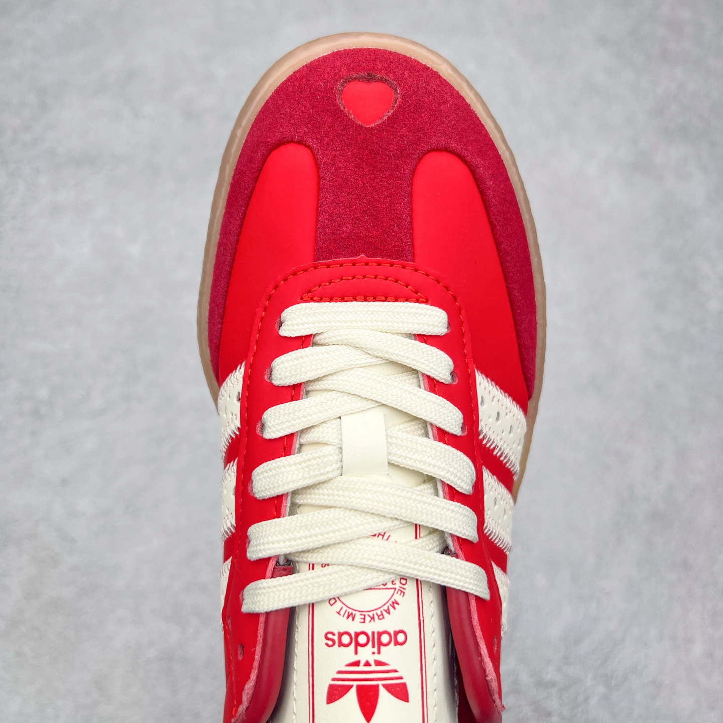 图片[4]-AD Samba XLG 桑巴舞加大厚底版系列德训风百搭松糕休闲运动板鞋生胶底 JQ5977 自Originals Samba成功借势Blokecore风潮一跃成为街头巷尾的焦点鞋款后,不论是围绕Samba本身打造的各式「变种版本」,还是以Samba为蓝本打造联名鞋款,都成为了时尚潮流人士日常穿搭首选。Samba XLG是adidas Originals不断扩展XLG系列的一部分,旨在与年轻文化相契合,迎合那些希望通过个性时尚表达自我而不愿牺牲舒适度的年轻群体。街头时尚领域的Gen Z特别偏爱宽松的穿着风格。Samba XLG针对这一点做了创新。它在延续Samba OG经典设计的基础上,迎合年轻群体的穿着习惯,重塑为宽大的鞋身比例轮廓以及加厚中底,让消费者轻松展示自己独特的风格。全新的Samba XLG系列不仅迎合了当下年轻群体的穿搭习惯,加宽了鞋身比例以及将中底进一步增厚,在视觉比例上更加饱满,同时还保留了经典Samba的细节,这样一来,鞋迷朋友在穿搭上不仅能更加个性化,而且还能延续一定的复古感受。尺码：36 36⅔ 37⅓ 38 38⅔ 39⅓ 40 40⅔ 41⅓ 42 42⅔ 43⅓ 44 45-选品中心