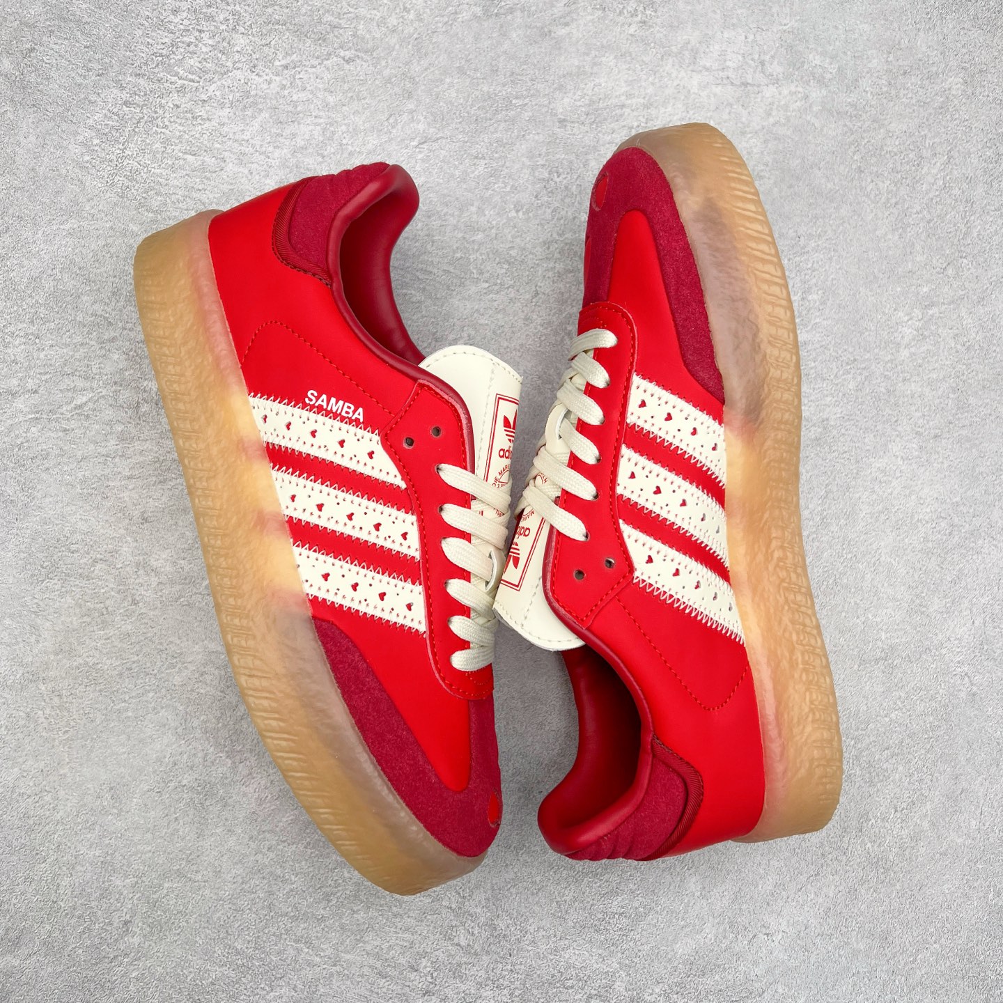 图片[3]-AD Samba XLG 桑巴舞加大厚底版系列德训风百搭松糕休闲运动板鞋生胶底 JQ5977 自Originals Samba成功借势Blokecore风潮一跃成为街头巷尾的焦点鞋款后,不论是围绕Samba本身打造的各式「变种版本」,还是以Samba为蓝本打造联名鞋款,都成为了时尚潮流人士日常穿搭首选。Samba XLG是adidas Originals不断扩展XLG系列的一部分,旨在与年轻文化相契合,迎合那些希望通过个性时尚表达自我而不愿牺牲舒适度的年轻群体。街头时尚领域的Gen Z特别偏爱宽松的穿着风格。Samba XLG针对这一点做了创新。它在延续Samba OG经典设计的基础上,迎合年轻群体的穿着习惯,重塑为宽大的鞋身比例轮廓以及加厚中底,让消费者轻松展示自己独特的风格。全新的Samba XLG系列不仅迎合了当下年轻群体的穿搭习惯,加宽了鞋身比例以及将中底进一步增厚,在视觉比例上更加饱满,同时还保留了经典Samba的细节,这样一来,鞋迷朋友在穿搭上不仅能更加个性化,而且还能延续一定的复古感受。尺码：36 36⅔ 37⅓ 38 38⅔ 39⅓ 40 40⅔ 41⅓ 42 42⅔ 43⅓ 44 45-选品中心