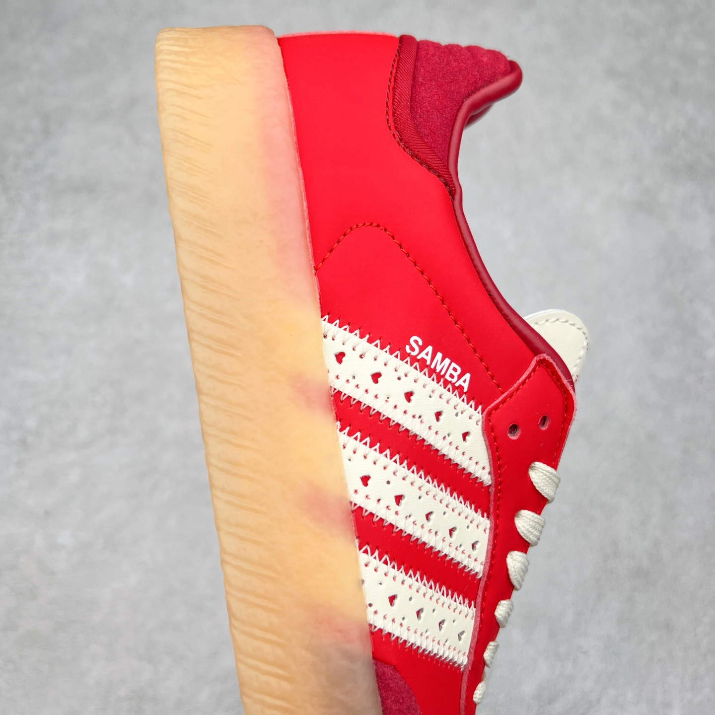 图片[6]-AD Samba XLG 桑巴舞加大厚底版系列德训风百搭松糕休闲运动板鞋生胶底 JQ5977 自Originals Samba成功借势Blokecore风潮一跃成为街头巷尾的焦点鞋款后,不论是围绕Samba本身打造的各式「变种版本」,还是以Samba为蓝本打造联名鞋款,都成为了时尚潮流人士日常穿搭首选。Samba XLG是adidas Originals不断扩展XLG系列的一部分,旨在与年轻文化相契合,迎合那些希望通过个性时尚表达自我而不愿牺牲舒适度的年轻群体。街头时尚领域的Gen Z特别偏爱宽松的穿着风格。Samba XLG针对这一点做了创新。它在延续Samba OG经典设计的基础上,迎合年轻群体的穿着习惯,重塑为宽大的鞋身比例轮廓以及加厚中底,让消费者轻松展示自己独特的风格。全新的Samba XLG系列不仅迎合了当下年轻群体的穿搭习惯,加宽了鞋身比例以及将中底进一步增厚,在视觉比例上更加饱满,同时还保留了经典Samba的细节,这样一来,鞋迷朋友在穿搭上不仅能更加个性化,而且还能延续一定的复古感受。尺码：36 36⅔ 37⅓ 38 38⅔ 39⅓ 40 40⅔ 41⅓ 42 42⅔ 43⅓ 44 45-选品中心