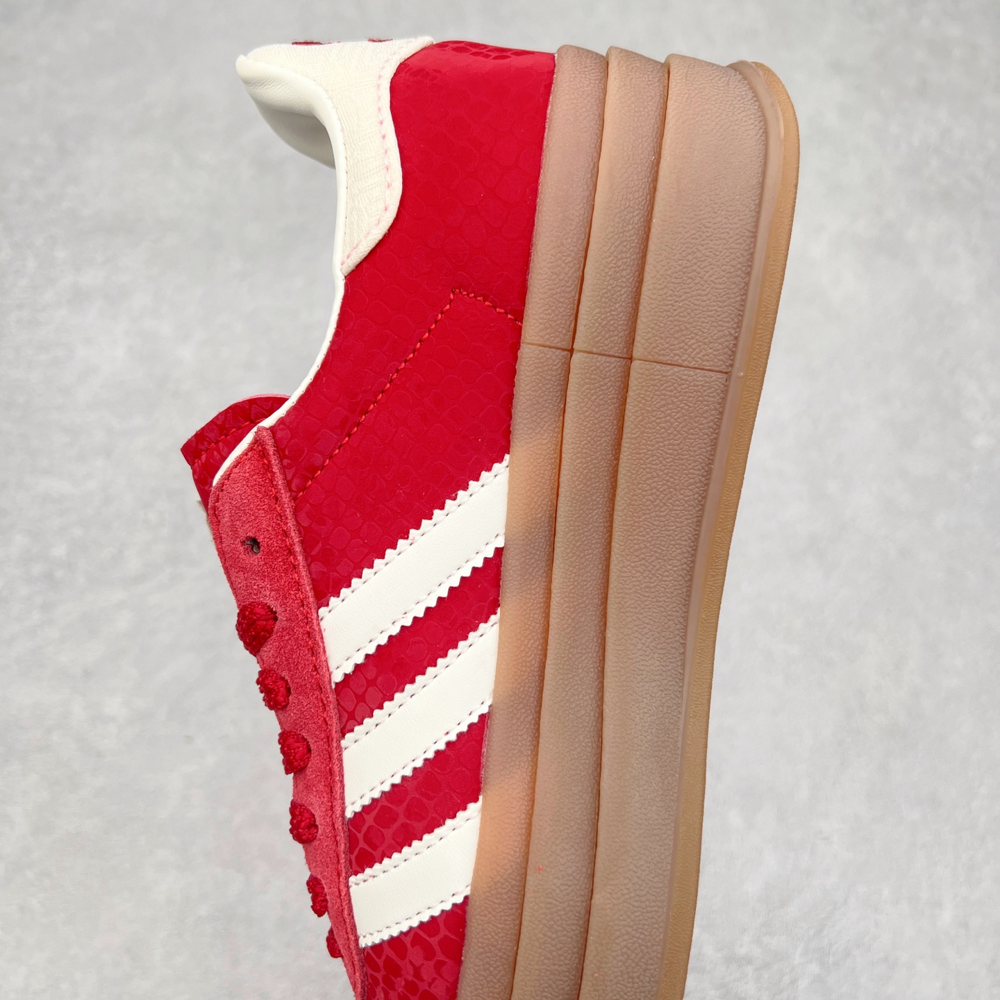 图片[7]-AD Originals Gazelle Bold W 羚羊松糕系列复古百搭厚底增高低帮休闲运动板鞋 JH7287 新的一年就要换新的打扮啦！除了设定变美、健身、减肥等目标外，你已经可以利用鞋子来“偷偷改善身材比例”的愿望了！ 因为有一句话。身高不够。鞋子来凑~赶快入手以下各大运动品牌最新推出的“厚底增高运动鞋”吧。 是最好穿最百搭的长腿神器。 重点是……不仅价格不错～鞋子也不错啊！Originals的Gazelle Bold鞋款打造出「超厚底版本」！延续流线鞋型、经典麂皮材质、白色三条线和侧面烫金标志的复古外型，奶油白鞋底高度直接乘3，出门搭上它，保证一路步步高升。尺码：36 36⅔ 37⅓ 38 38⅔ 39⅓ 40 40.5 41-选品中心