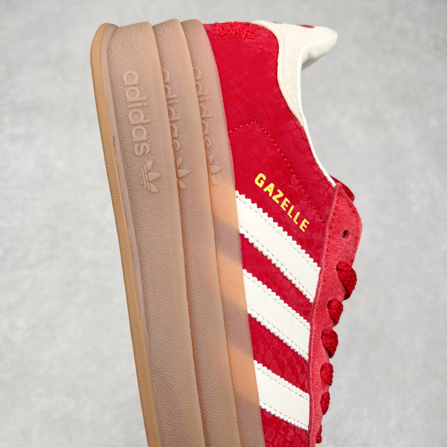 图片[6]-AD Originals Gazelle Bold W 羚羊松糕系列复古百搭厚底增高低帮休闲运动板鞋 JH7287 新的一年就要换新的打扮啦！除了设定变美、健身、减肥等目标外，你已经可以利用鞋子来“偷偷改善身材比例”的愿望了！ 因为有一句话。身高不够。鞋子来凑~赶快入手以下各大运动品牌最新推出的“厚底增高运动鞋”吧。 是最好穿最百搭的长腿神器。 重点是……不仅价格不错～鞋子也不错啊！Originals的Gazelle Bold鞋款打造出「超厚底版本」！延续流线鞋型、经典麂皮材质、白色三条线和侧面烫金标志的复古外型，奶油白鞋底高度直接乘3，出门搭上它，保证一路步步高升。尺码：36 36⅔ 37⅓ 38 38⅔ 39⅓ 40 40.5 41-选品中心