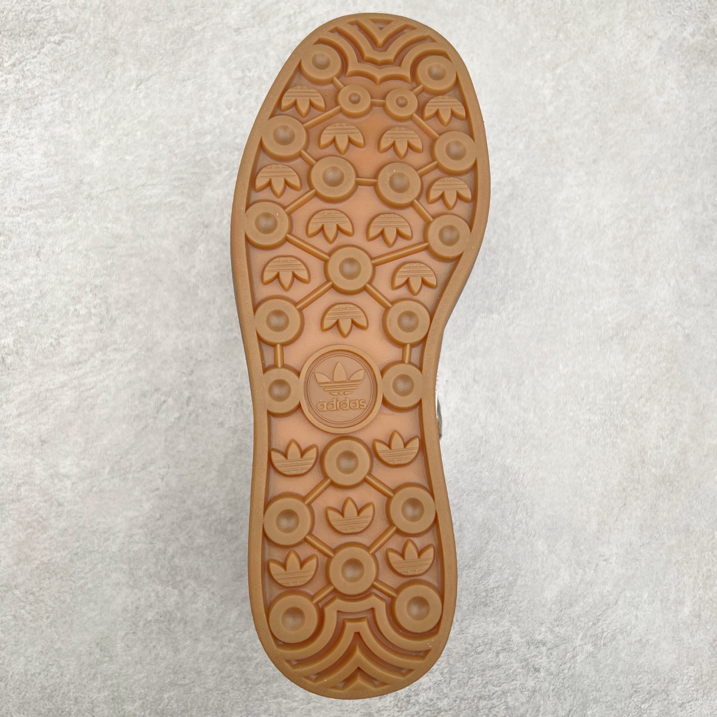 图片[9]-AD Originals Gazelle Bold W 羚羊松糕系列复古百搭厚底增高低帮休闲运动板鞋 JH7287 新的一年就要换新的打扮啦！除了设定变美、健身、减肥等目标外，你已经可以利用鞋子来“偷偷改善身材比例”的愿望了！ 因为有一句话。身高不够。鞋子来凑~赶快入手以下各大运动品牌最新推出的“厚底增高运动鞋”吧。 是最好穿最百搭的长腿神器。 重点是……不仅价格不错～鞋子也不错啊！Originals的Gazelle Bold鞋款打造出「超厚底版本」！延续流线鞋型、经典麂皮材质、白色三条线和侧面烫金标志的复古外型，奶油白鞋底高度直接乘3，出门搭上它，保证一路步步高升。尺码：36 36⅔ 37⅓ 38 38⅔ 39⅓ 40 40.5 41-选品中心