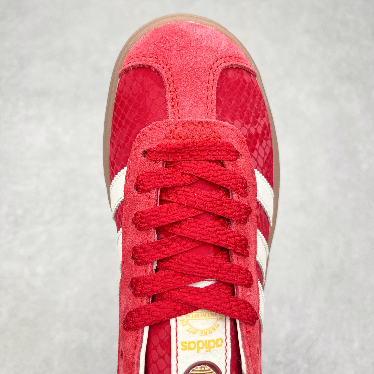 图片[4]-AD Originals Gazelle Bold W 羚羊松糕系列复古百搭厚底增高低帮休闲运动板鞋 JH7287 新的一年就要换新的打扮啦！除了设定变美、健身、减肥等目标外，你已经可以利用鞋子来“偷偷改善身材比例”的愿望了！ 因为有一句话。身高不够。鞋子来凑~赶快入手以下各大运动品牌最新推出的“厚底增高运动鞋”吧。 是最好穿最百搭的长腿神器。 重点是……不仅价格不错～鞋子也不错啊！Originals的Gazelle Bold鞋款打造出「超厚底版本」！延续流线鞋型、经典麂皮材质、白色三条线和侧面烫金标志的复古外型，奶油白鞋底高度直接乘3，出门搭上它，保证一路步步高升。尺码：36 36⅔ 37⅓ 38 38⅔ 39⅓ 40 40.5 41-选品中心